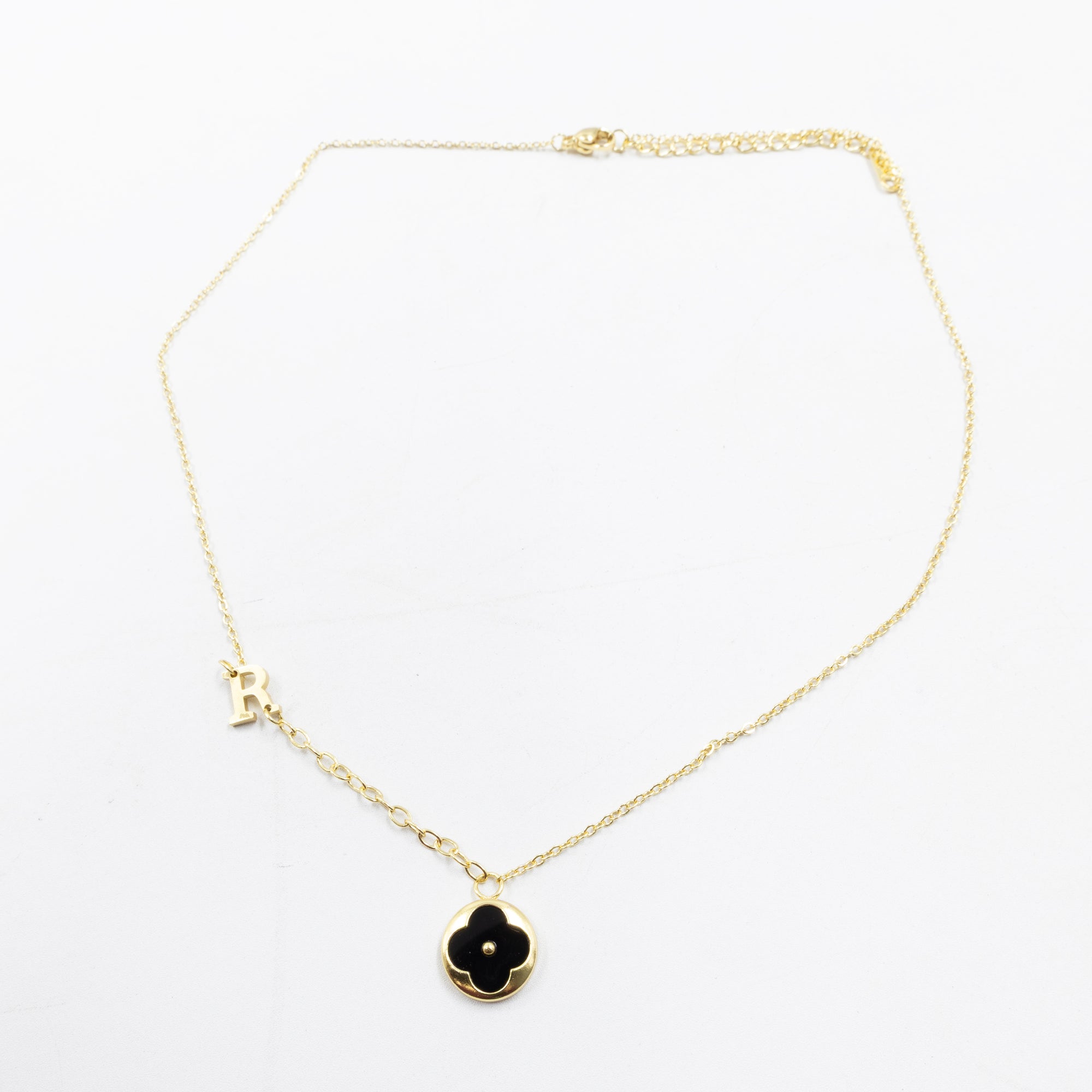 Collares Dorados con dijes de letra P, R,V y dije de Trebol Negro M8 Oro Laminado