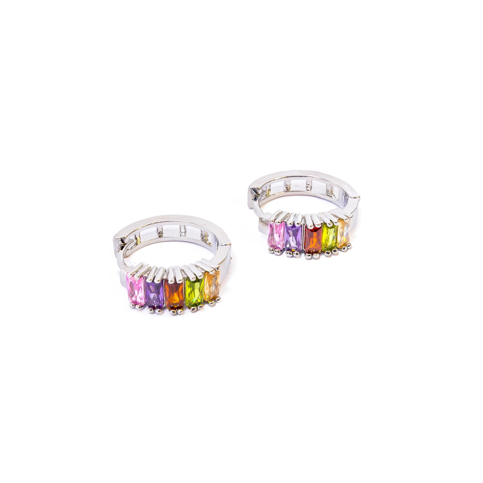 Aretes Plateados Huggies con Piedras Multicolor M8 Oro Laminado