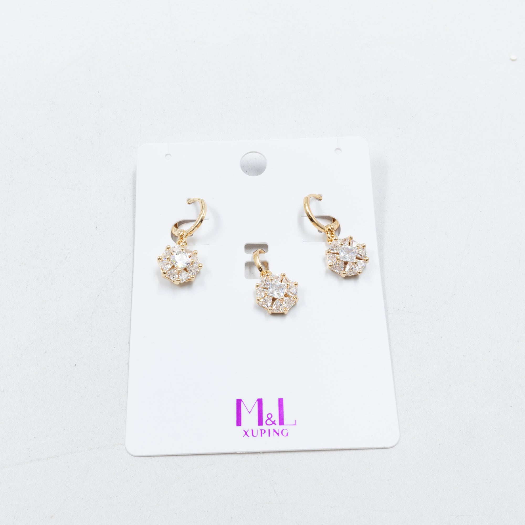 Conjunto de de Aretes y Dije M9 Oro Laminado