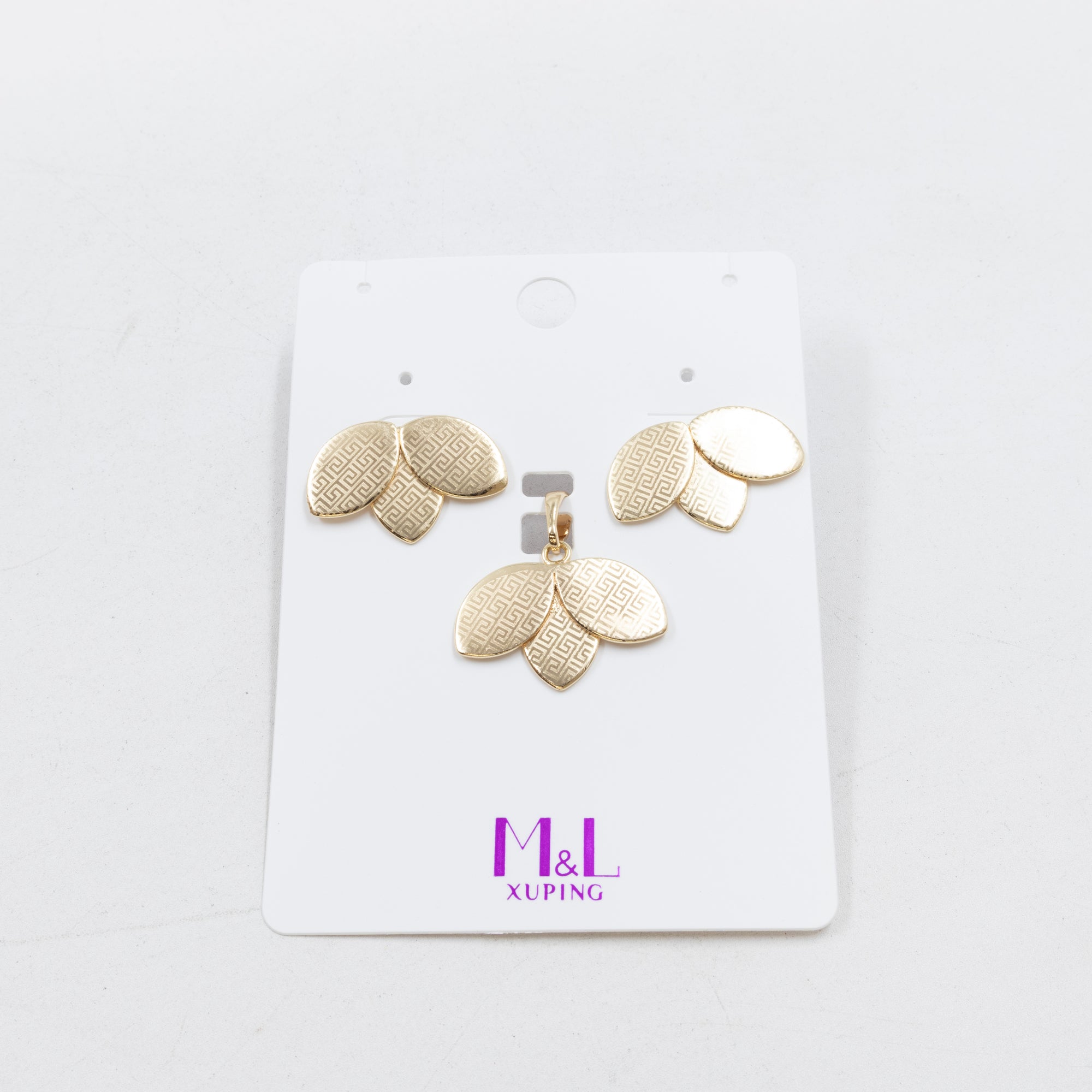 Conjunto de de Aretes y Dije M4 Oro Laminado