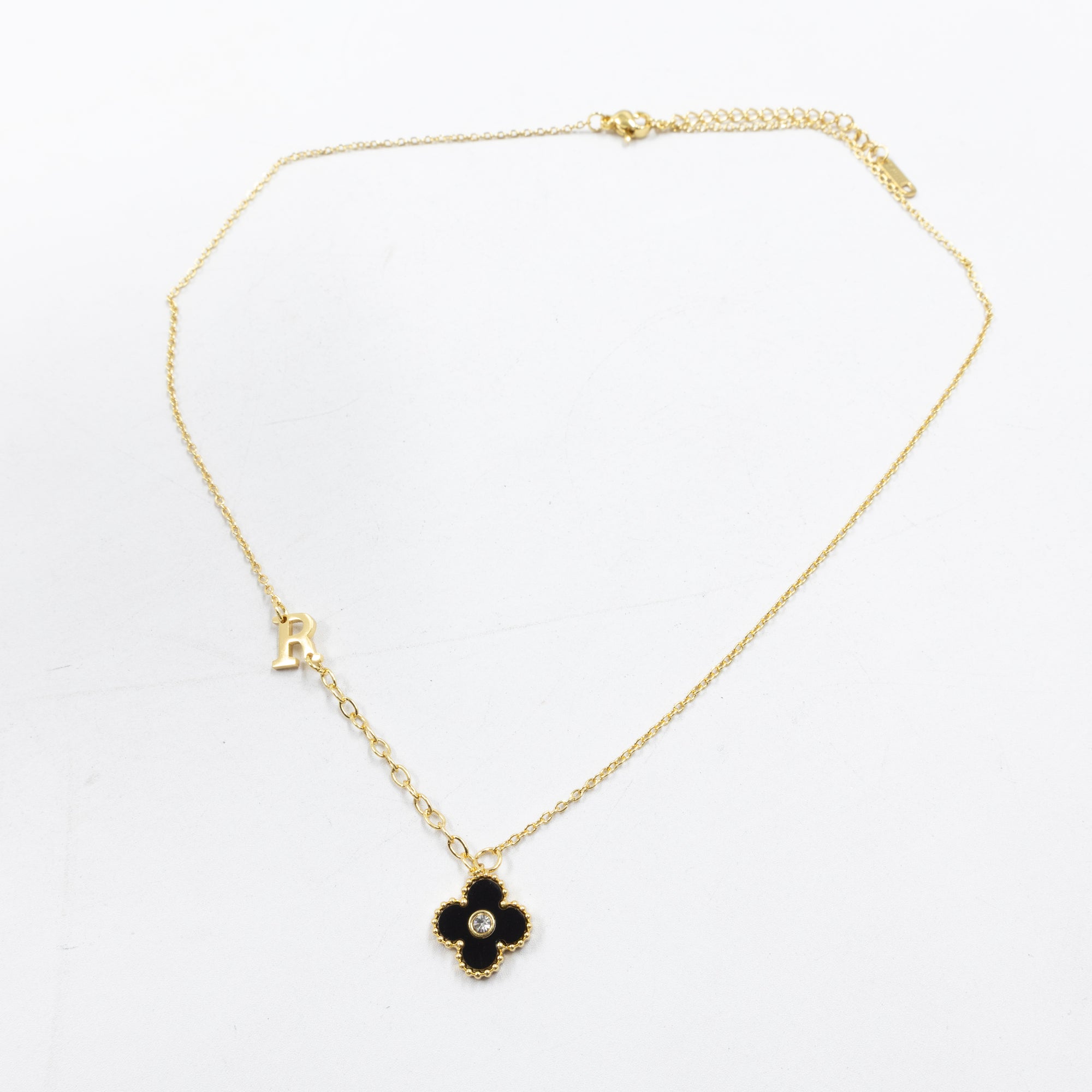 Collar de Dije de Trebol y letras M9 Oro Laminado