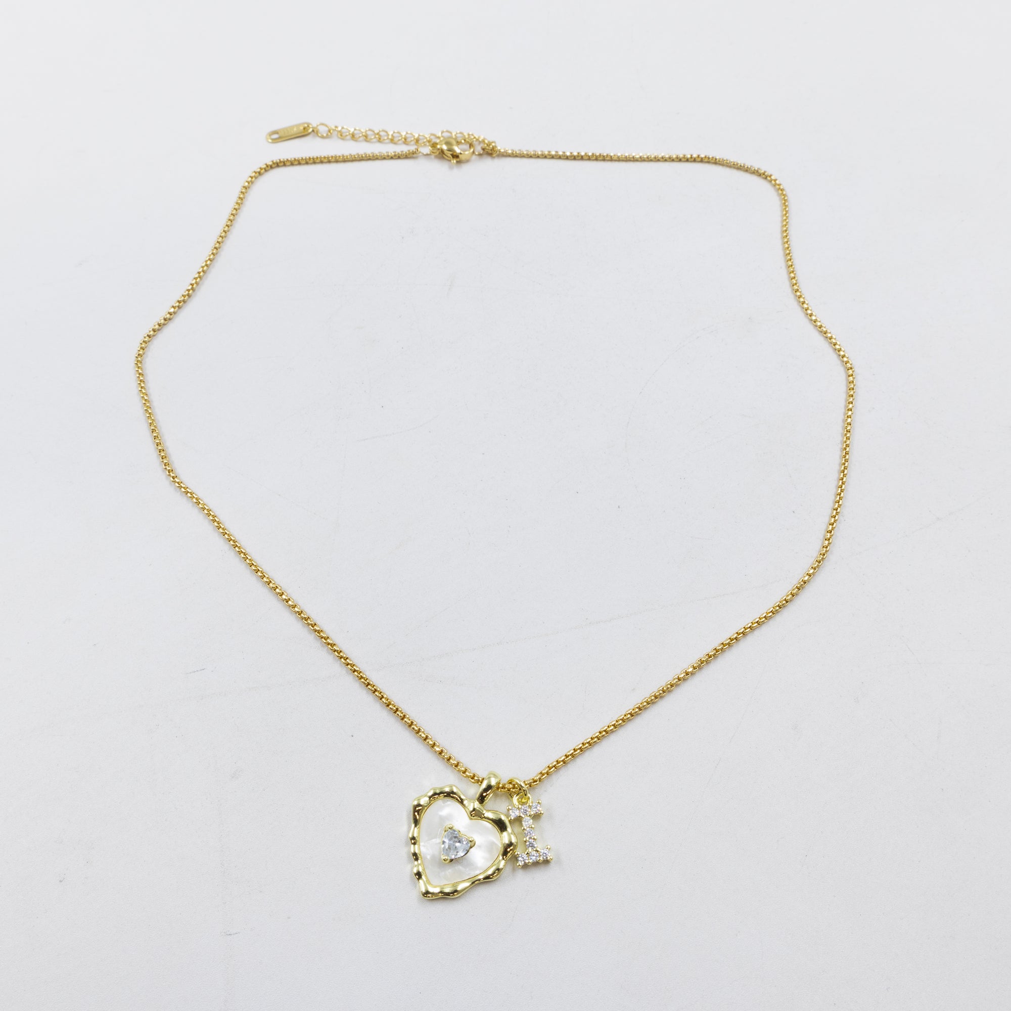 Collares Dorados con dije de Letra y corazon M2 Oro Laminado