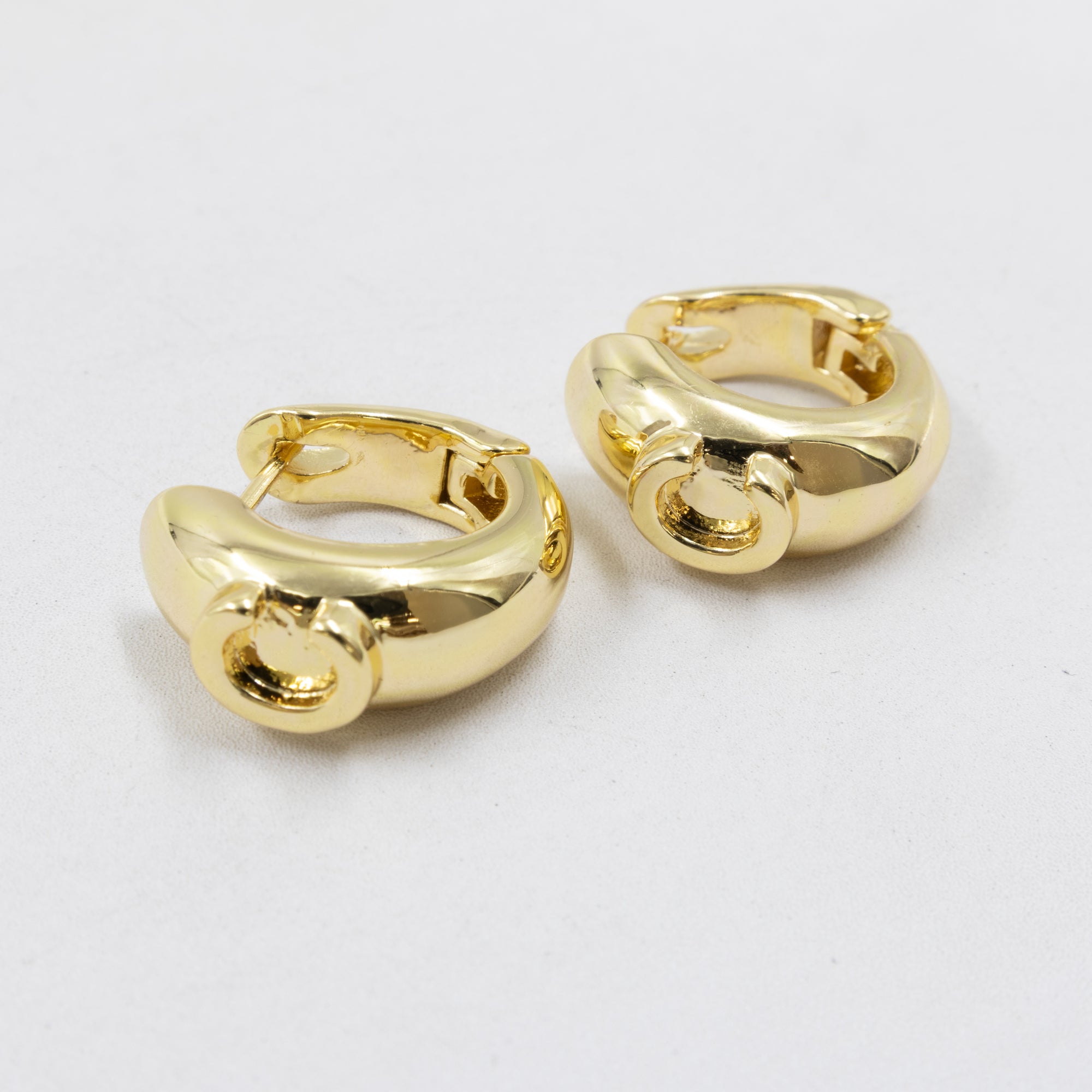 Aretes Dorados con Letra M1 Oro Laminado