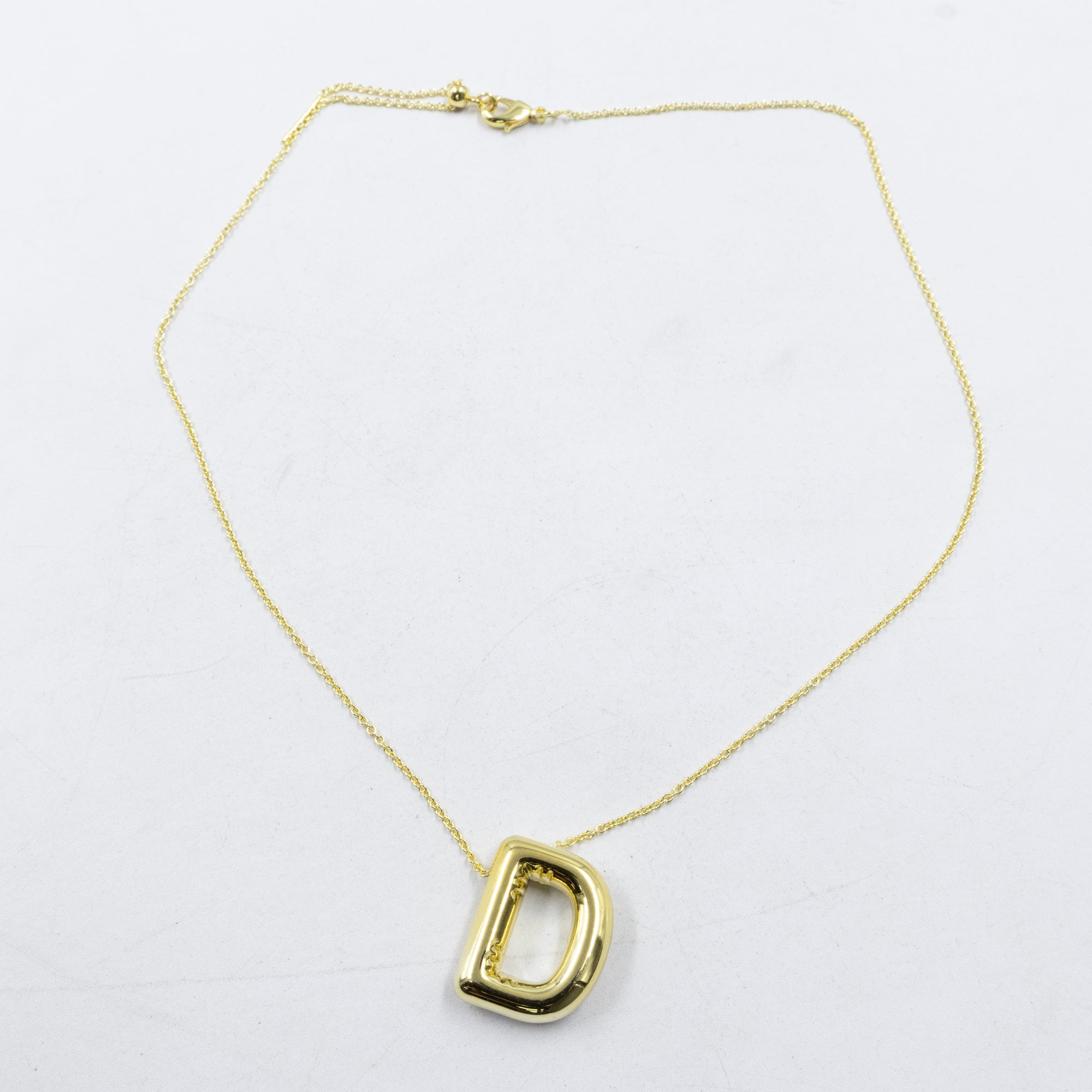 Collar Dorado con Dije de letras Grandes M1 Oro Laminado