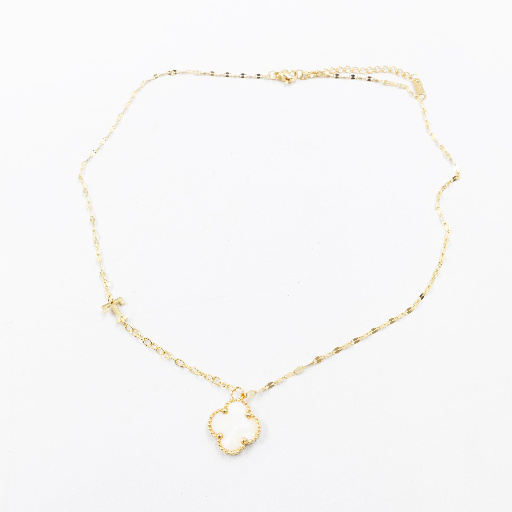 Collares Dorados con dijes de letra T, V y dije de Trebol M6 Oro Laminado