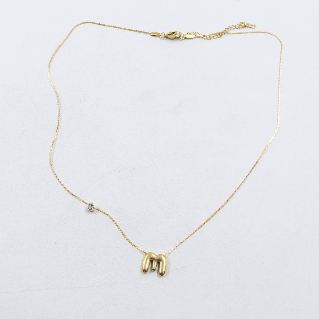 Collar Dorado con Dije de letras pequeñas M2 Oro Laminado