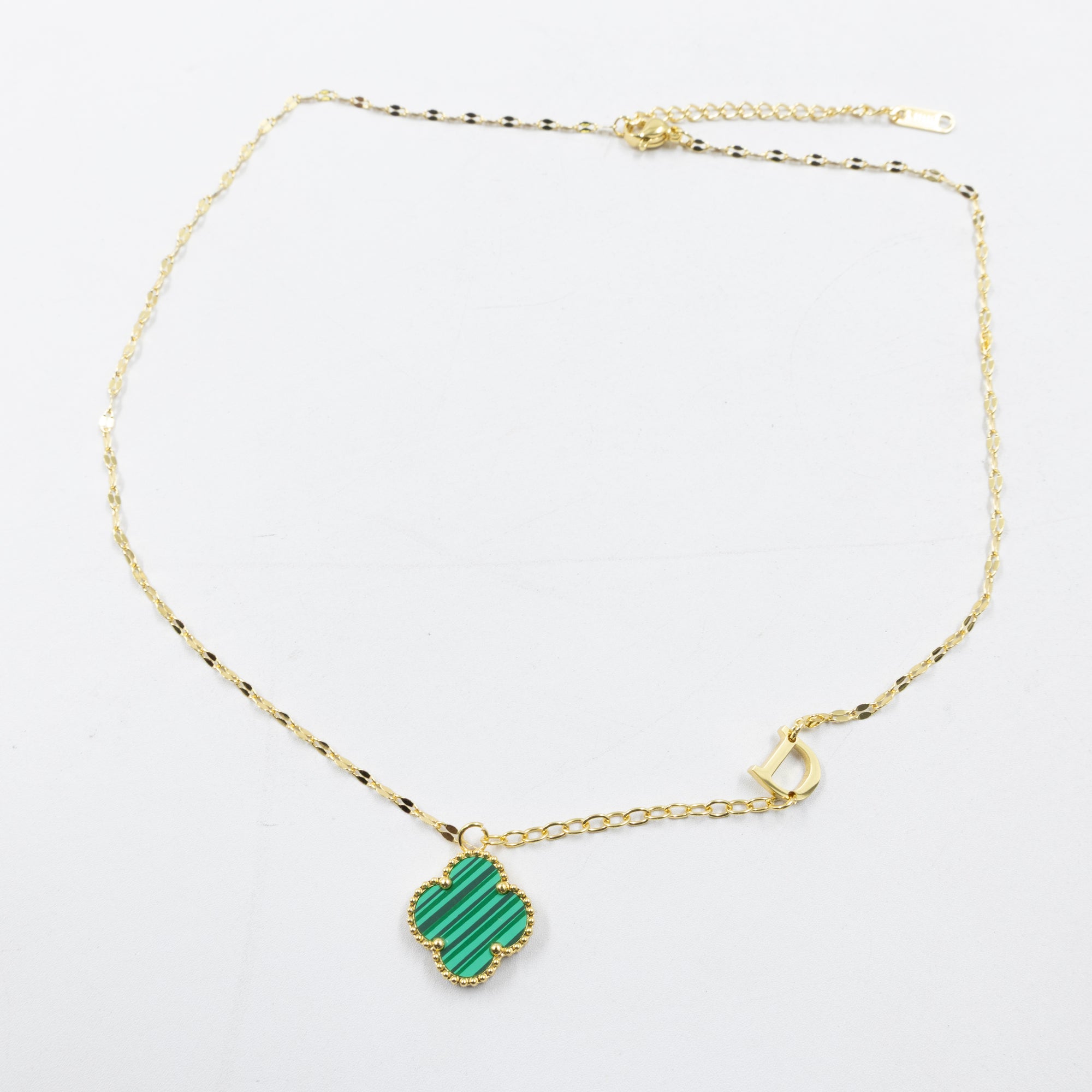 Collares Dorados con dijes de letra D, E ,F y dije de trebol M2 Oro Laminado