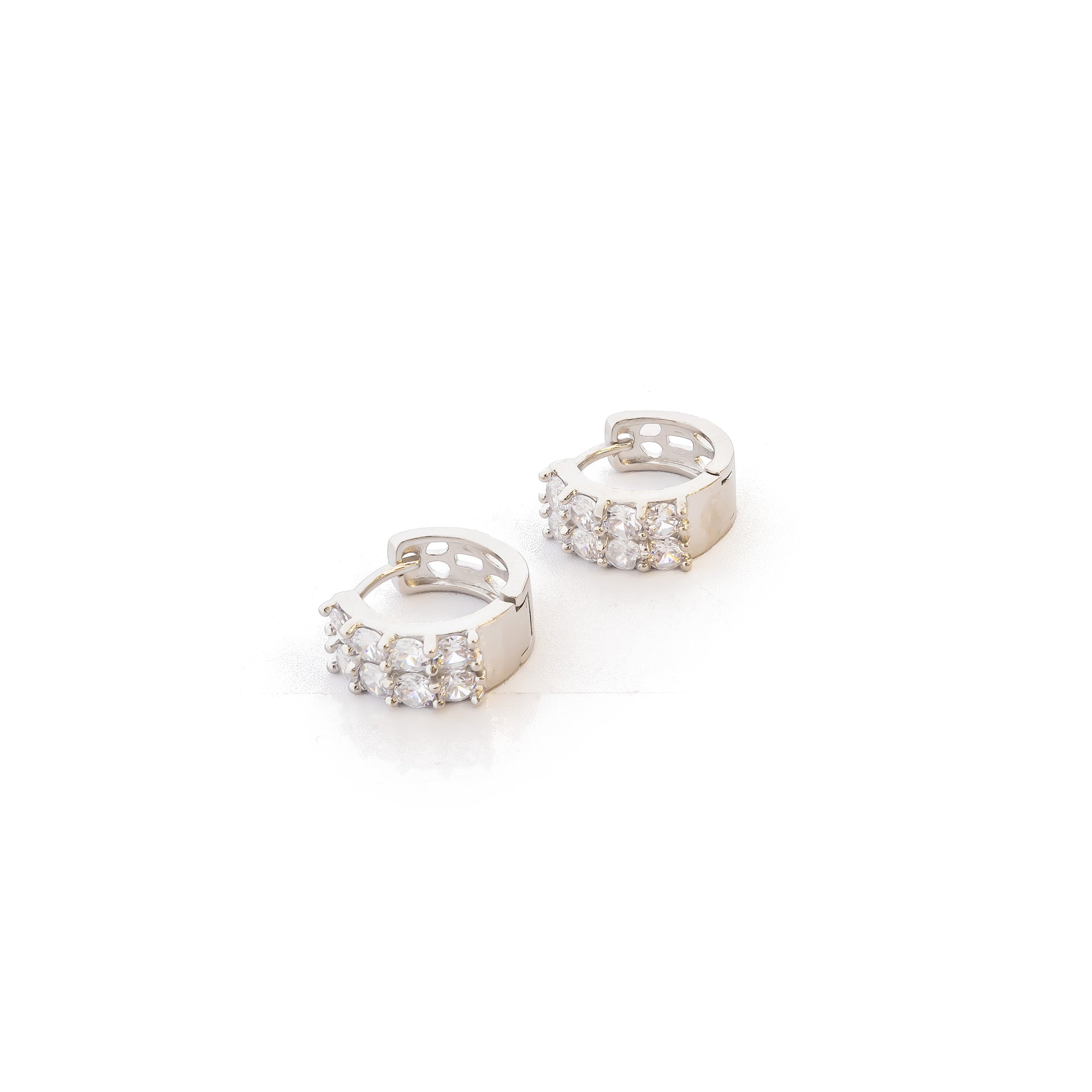 Aretes Plateados Huggies con Piedras Blancas M3 Oro Laminado