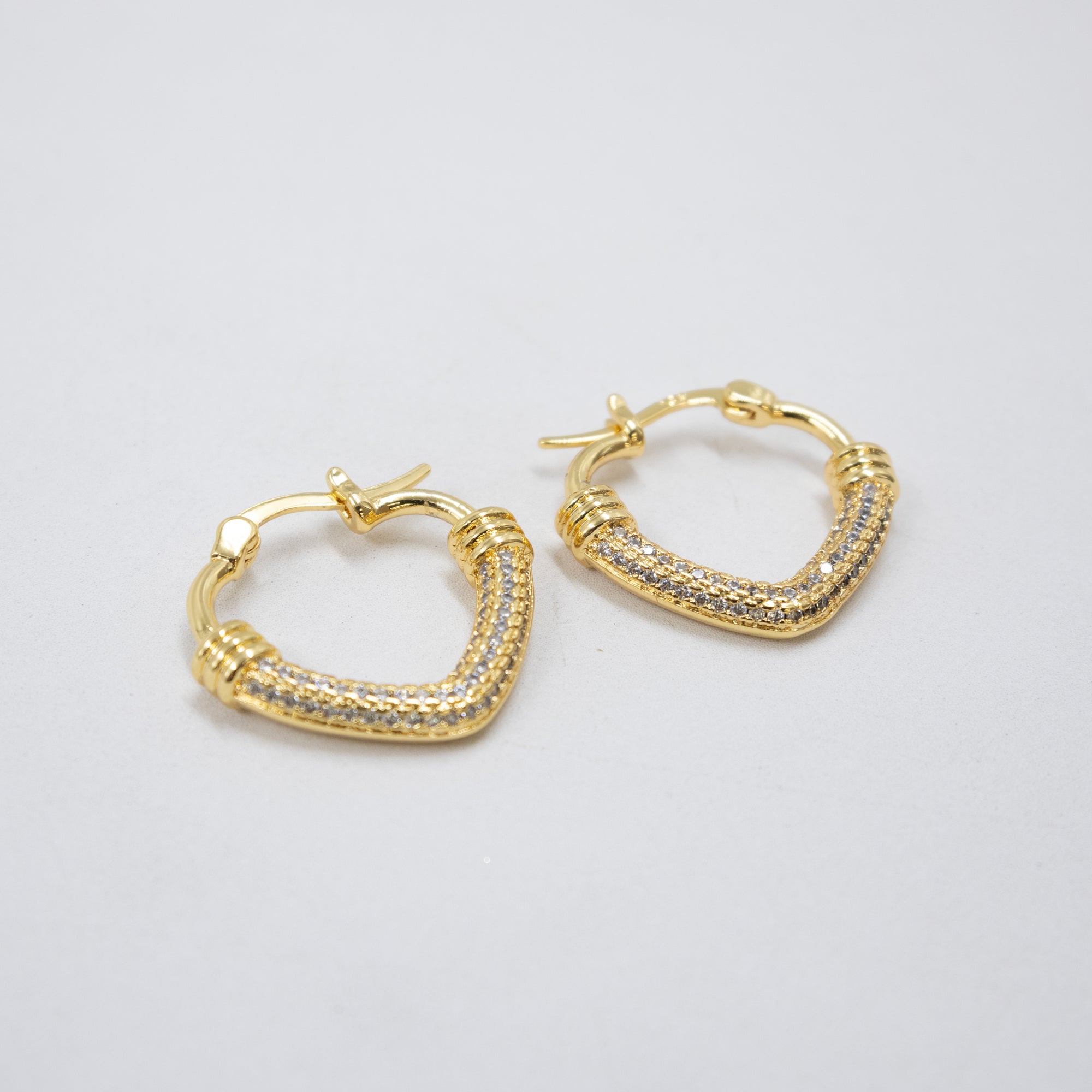 Aretes Dorados con Piedras Blancas M2 Oro Laminado
