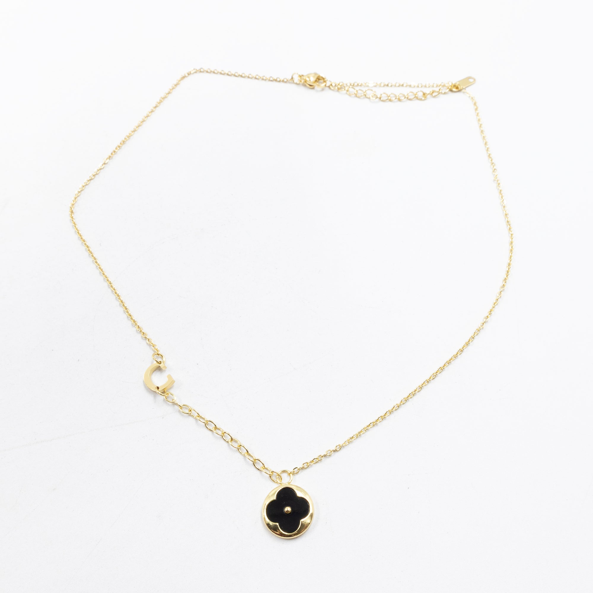 Collares Dorados con dijes de letra A,C,D,E,F,G,J,I,M y dije de Trebol Negro M7 Oro Laminado