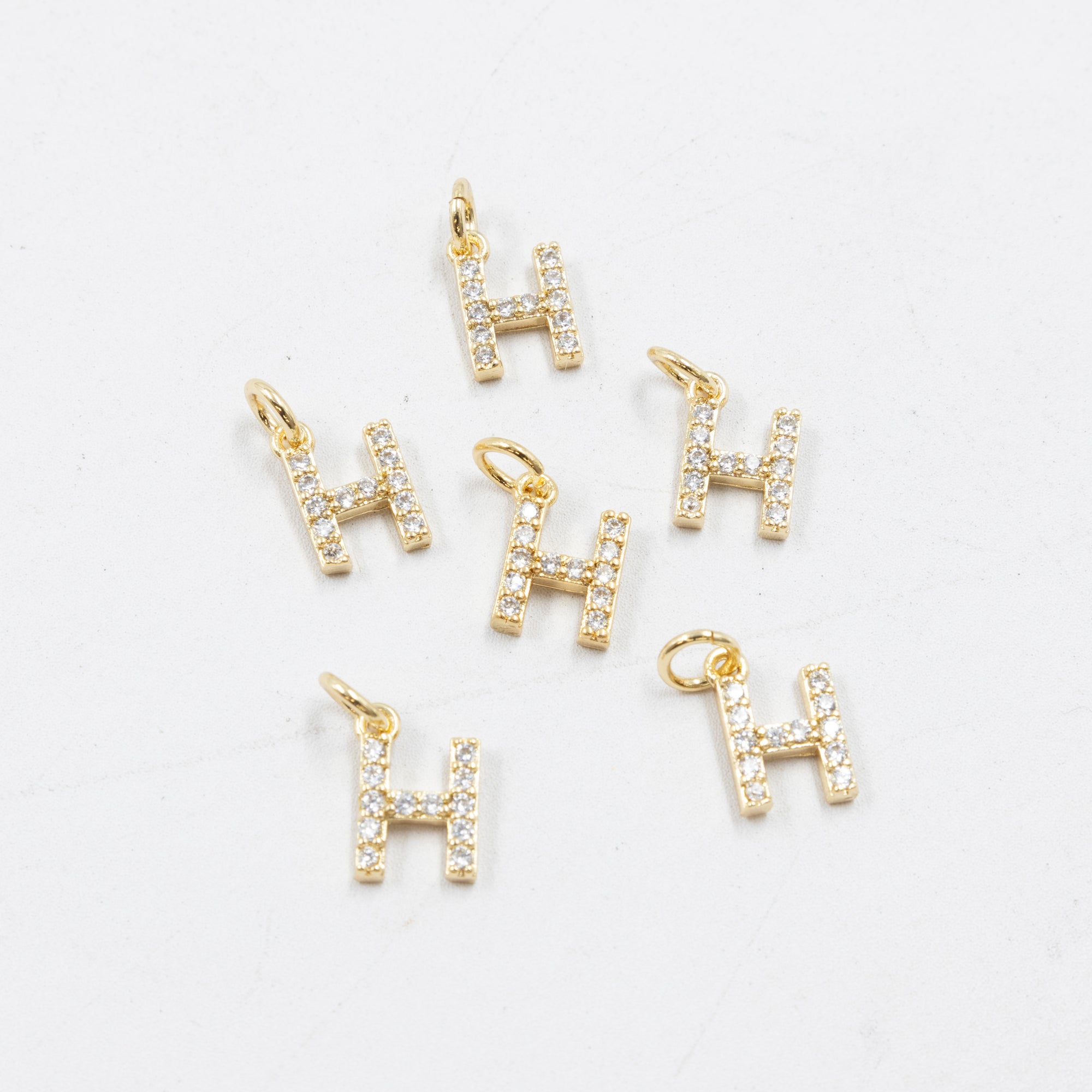Paquete de 6 Dijes de Letras con piedras M2 Oro Laminado