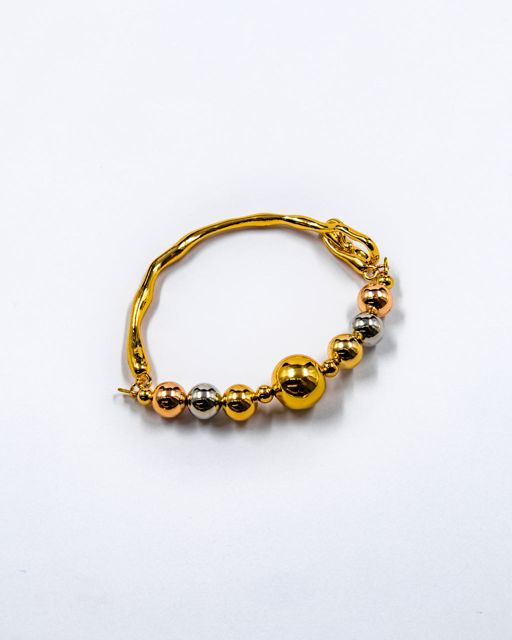 Pulsera rigida con cuentas y dije - M3 Oro Laminado