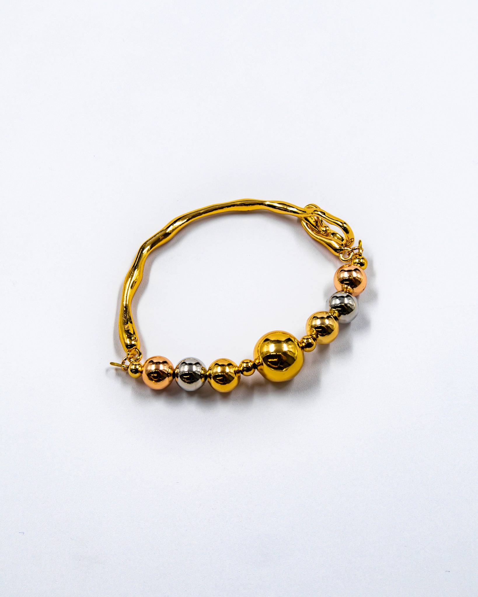 Pulsera rigida con cuentas y dije - M3 Oro Laminado