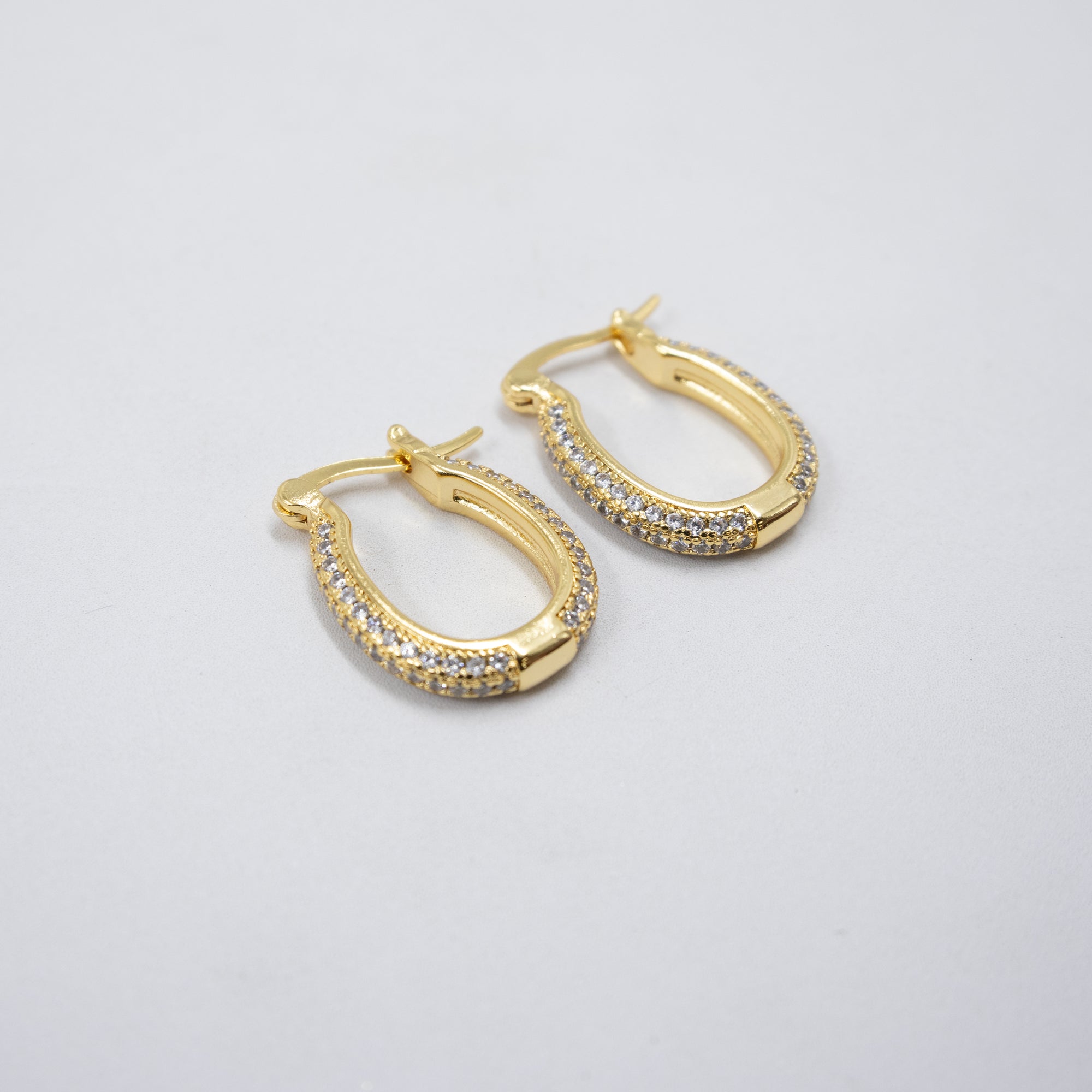 Aretes Dorados con Piedras Blancas M1 Oro Laminado