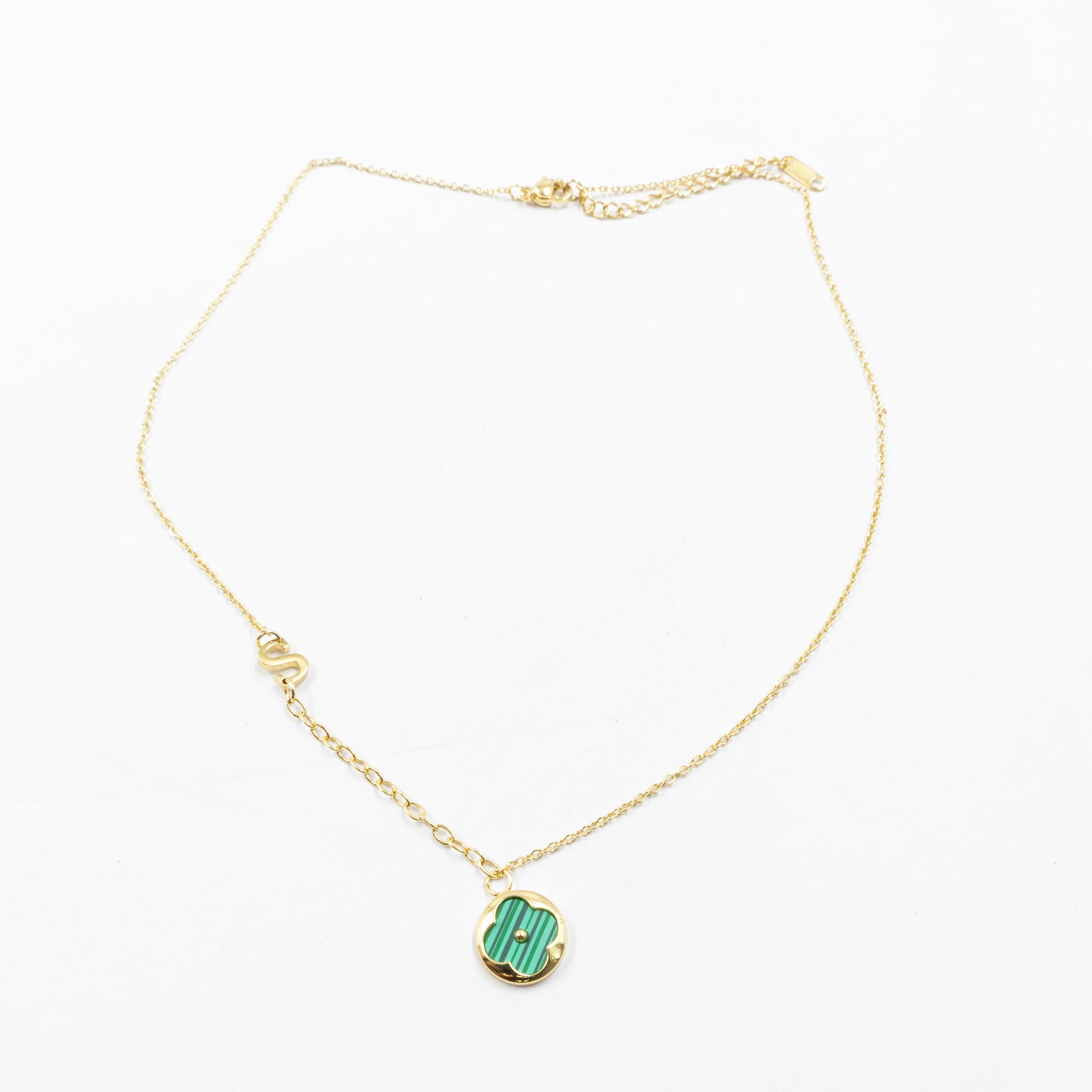 Collares Dorados con dijes de letra S,T,V y dije de Trebol M6 Oro Laminado