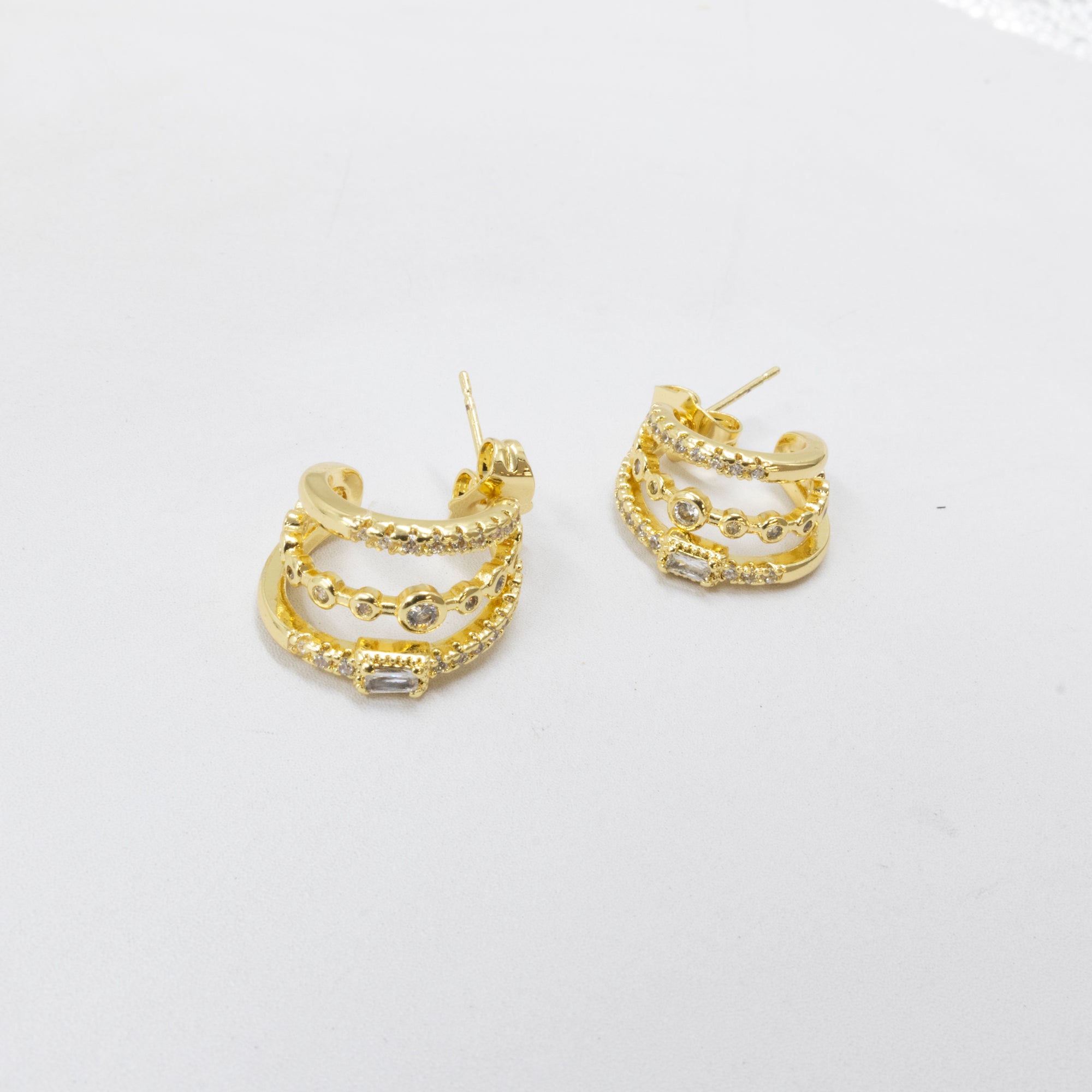 Aretes Dorados Caja 2 01/06/26 M2 Oro Laminado