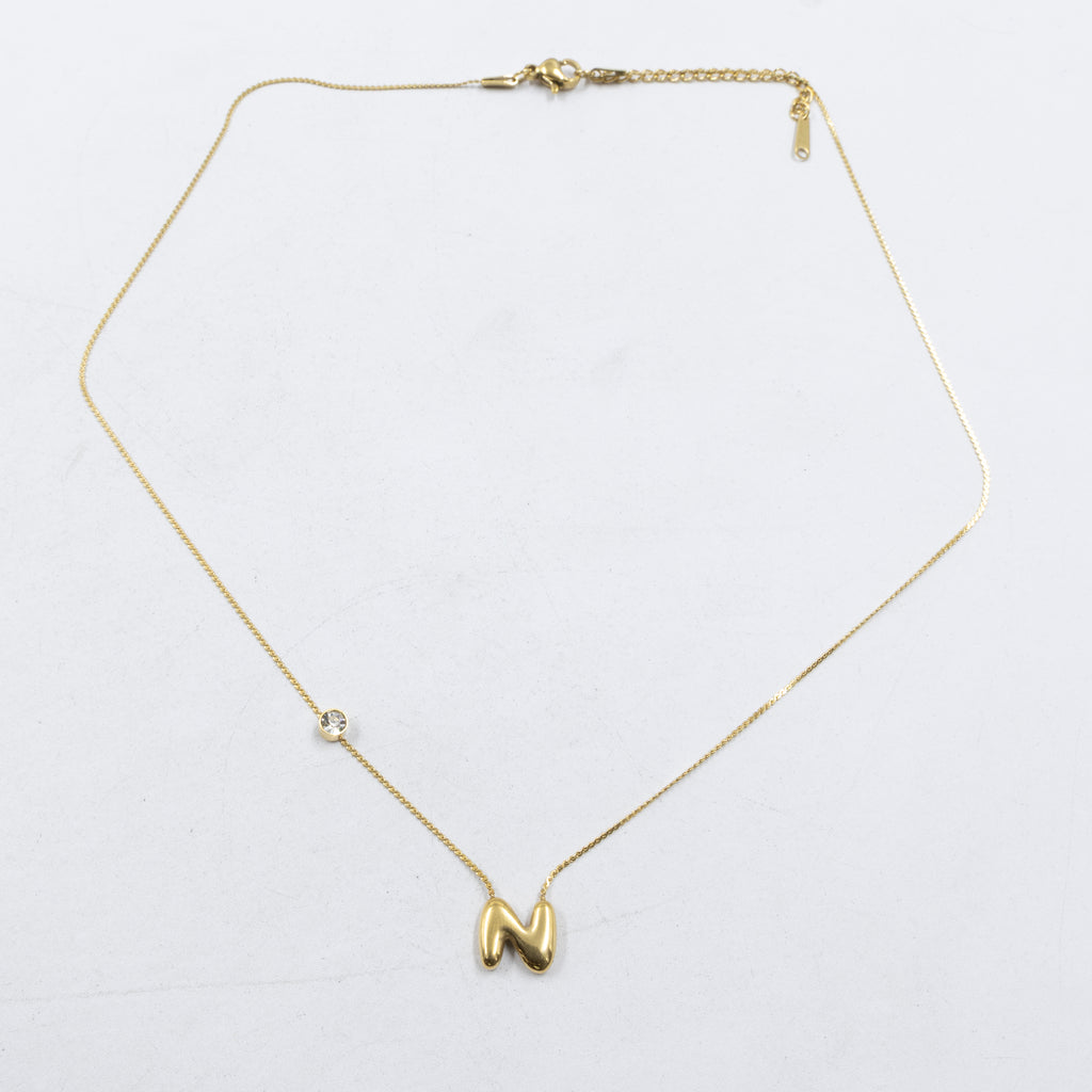 Collar Dorado con Dije de letras pequeñas M2 Oro Laminado
