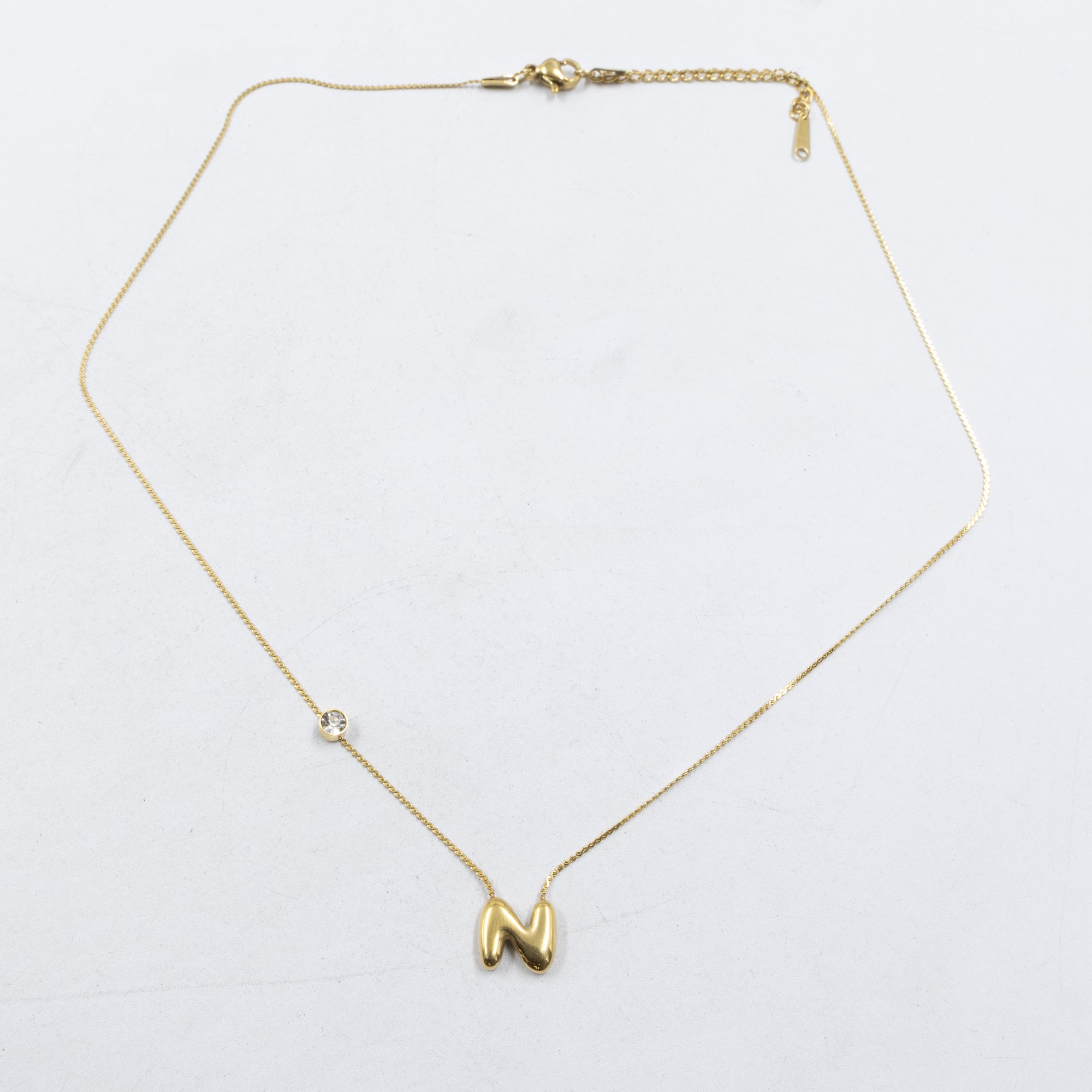 Collar Dorado con Dije de letras pequeñas M2 Oro Laminado