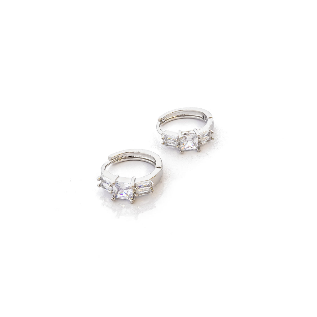 Aretes Plateados Huggies con Piedras Blancas M3 Oro Laminado