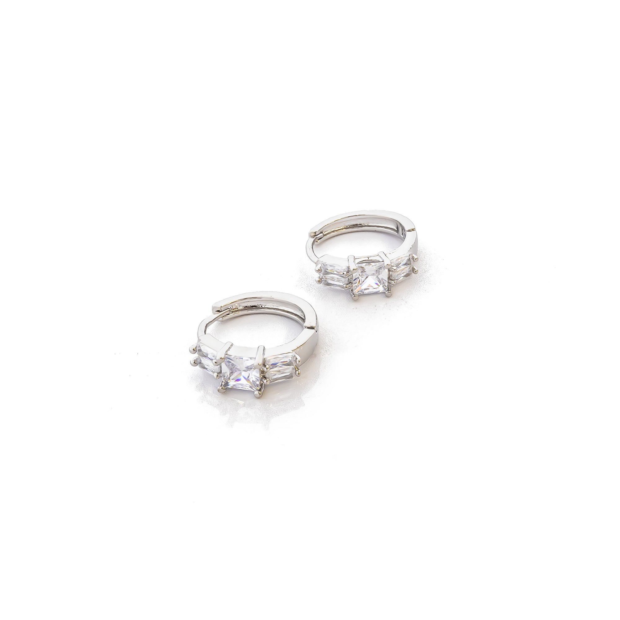 Aretes Plateados Huggies con Piedras Blancas M3 Oro Laminado