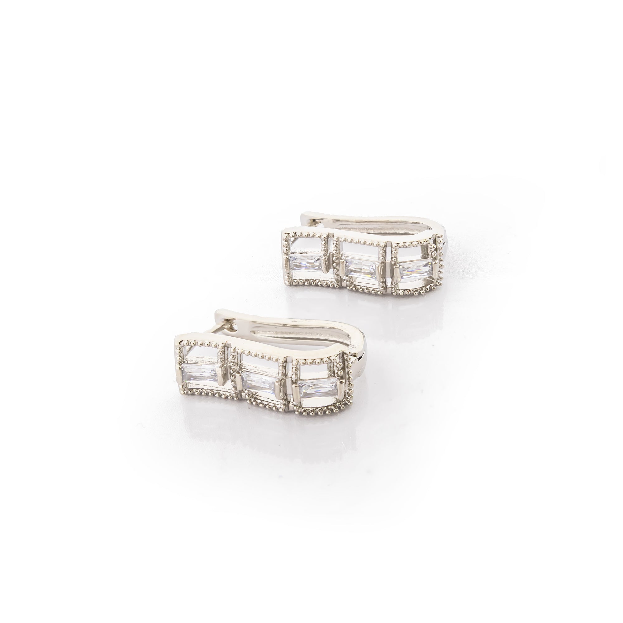 Aretes Plateados Huggies con Piedras Blancas M2 Oro Laminado