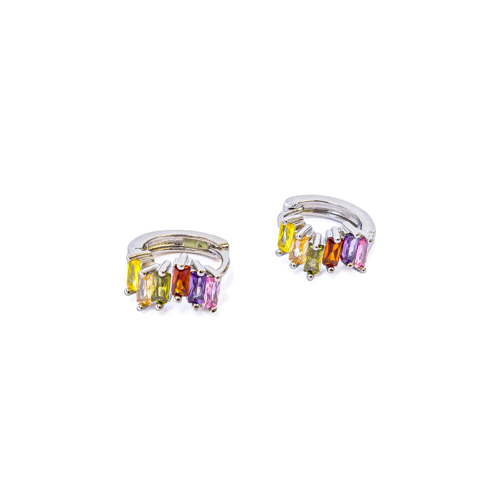Aretes Plateados Huggies con Piedras Multicolor M8 Oro Laminado