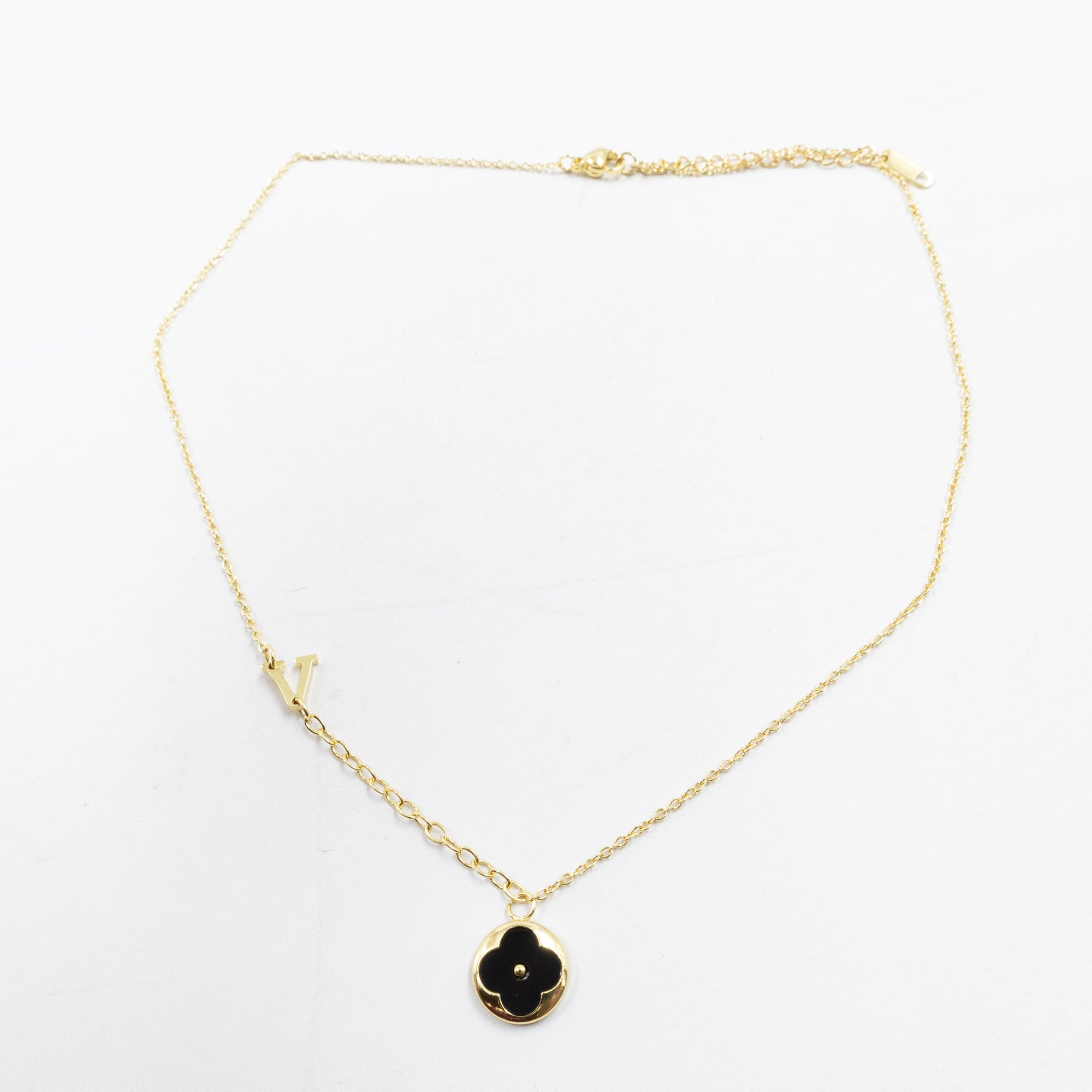 Collares Dorados con dijes de letra P, R,V y dije de Trebol Negro M8 Oro Laminado