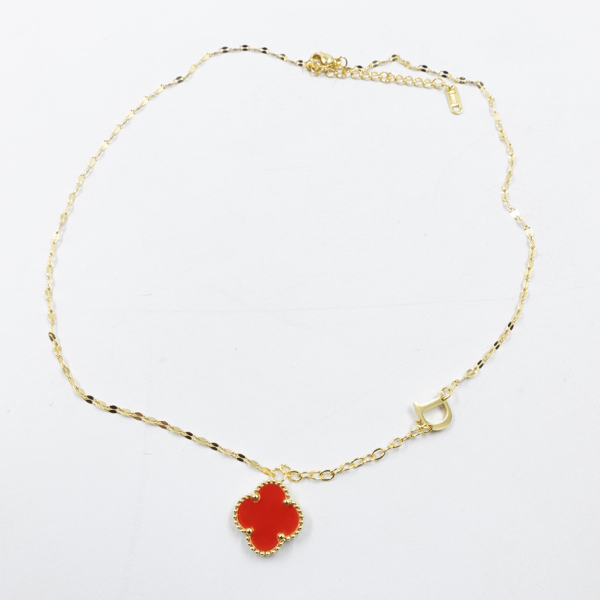 Collares Dorados con dijes de letra D, E ,F y dije de trebol M2 Oro Laminado