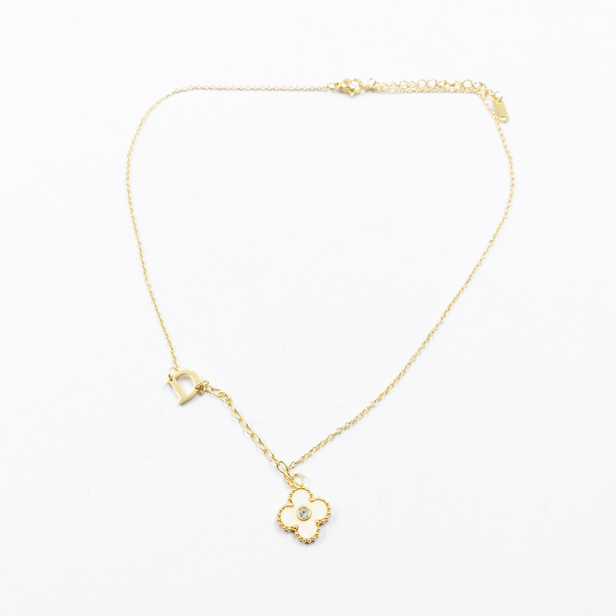 Collar de Dije de Trebol y letra D,E,F  M2 Oro Laminado