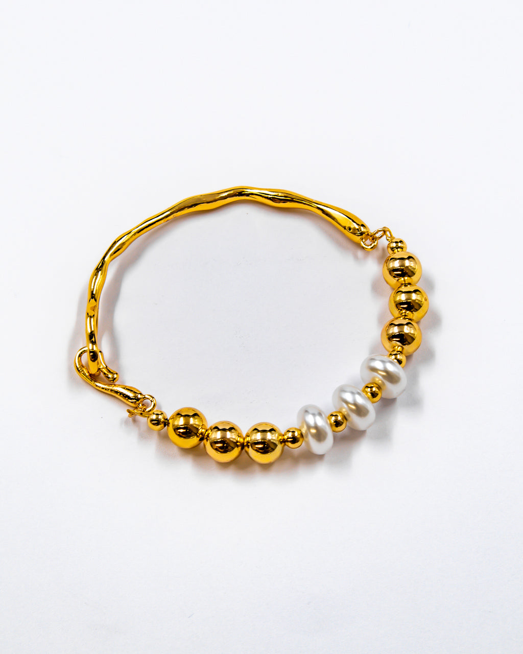 Pulsera rigida con cuentas y dije - M1 Oro Laminado
