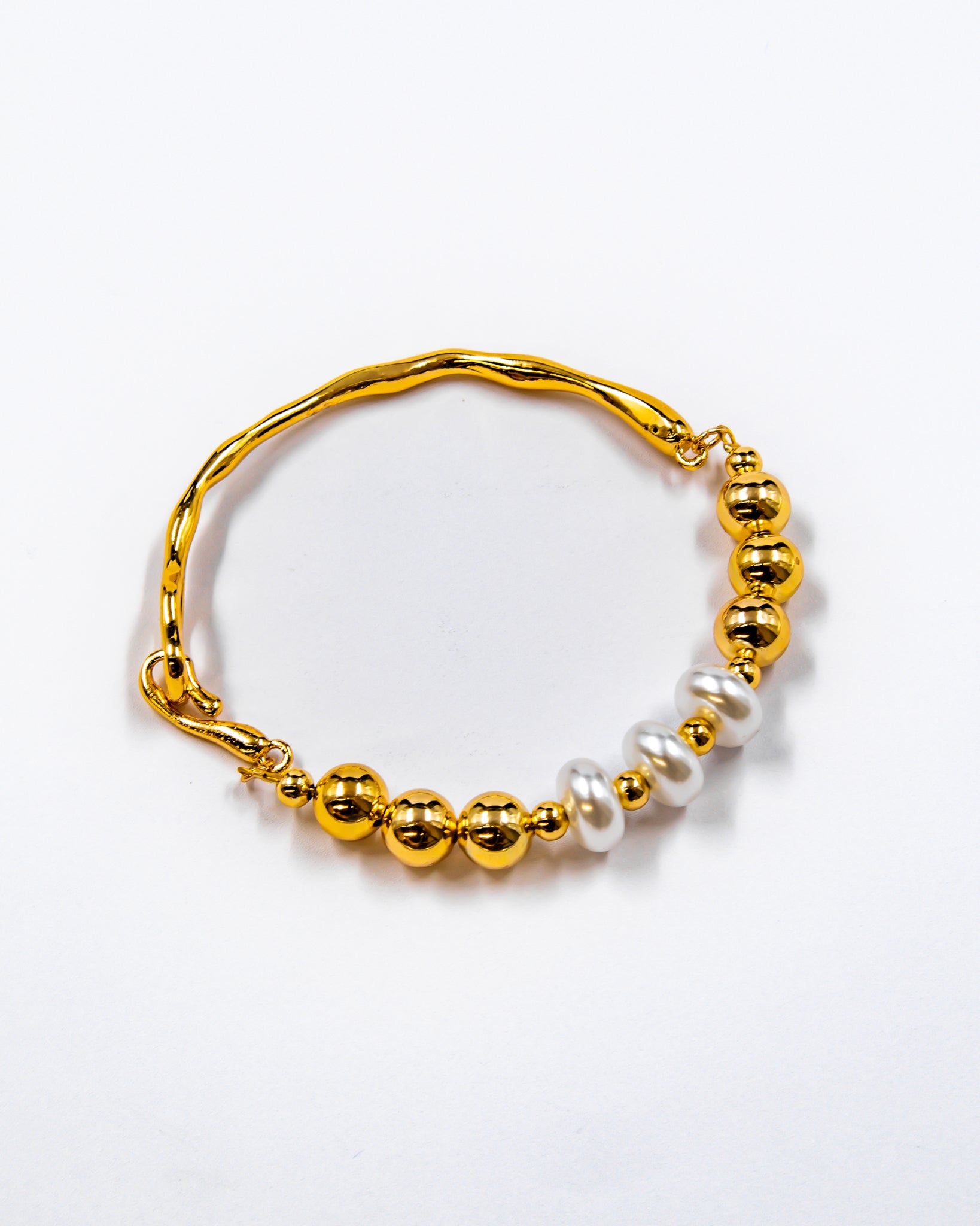 Pulsera rigida con cuentas y dije - M1 Oro Laminado
