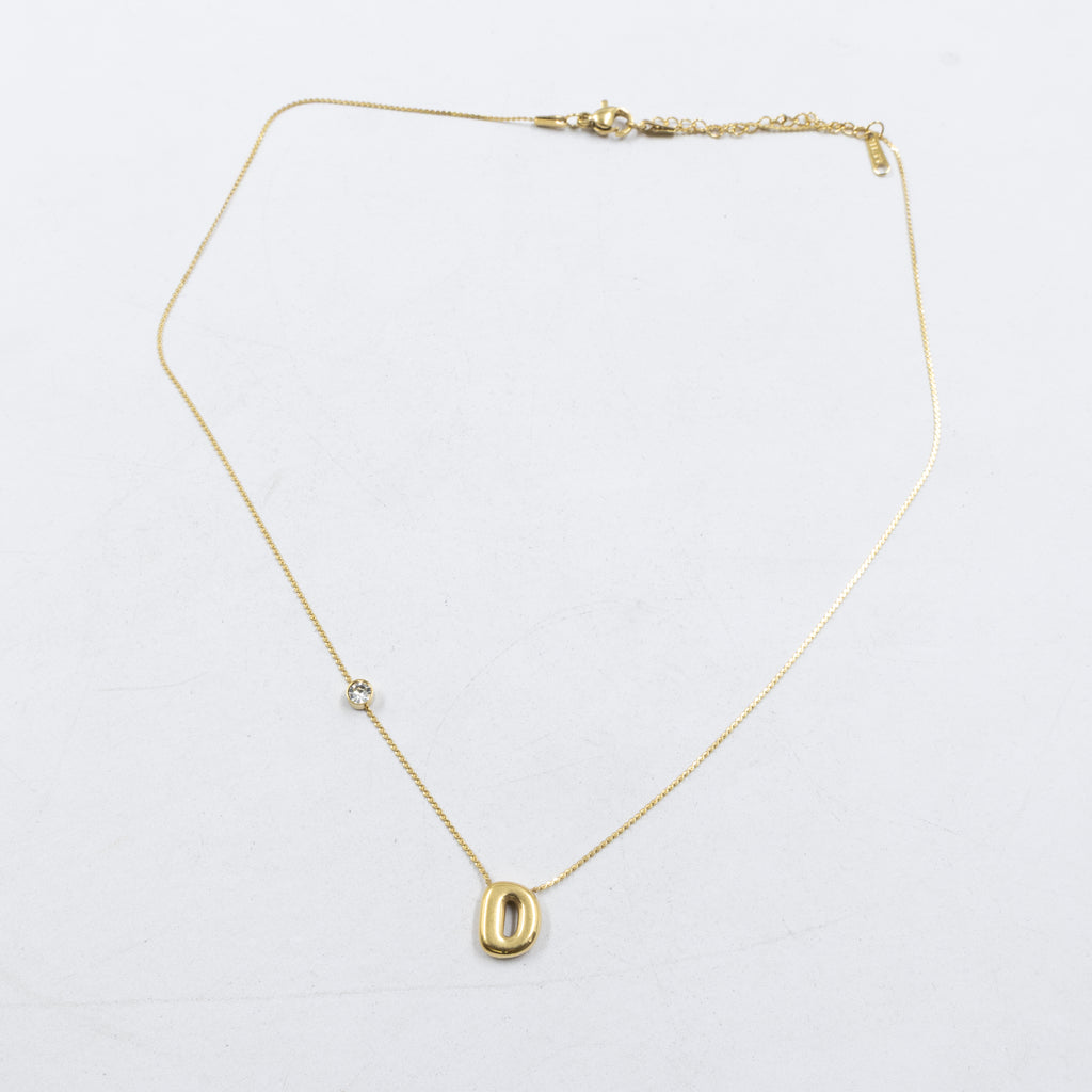 Collar Dorado con Dije de letras pequeñas M1 Oro Laminado