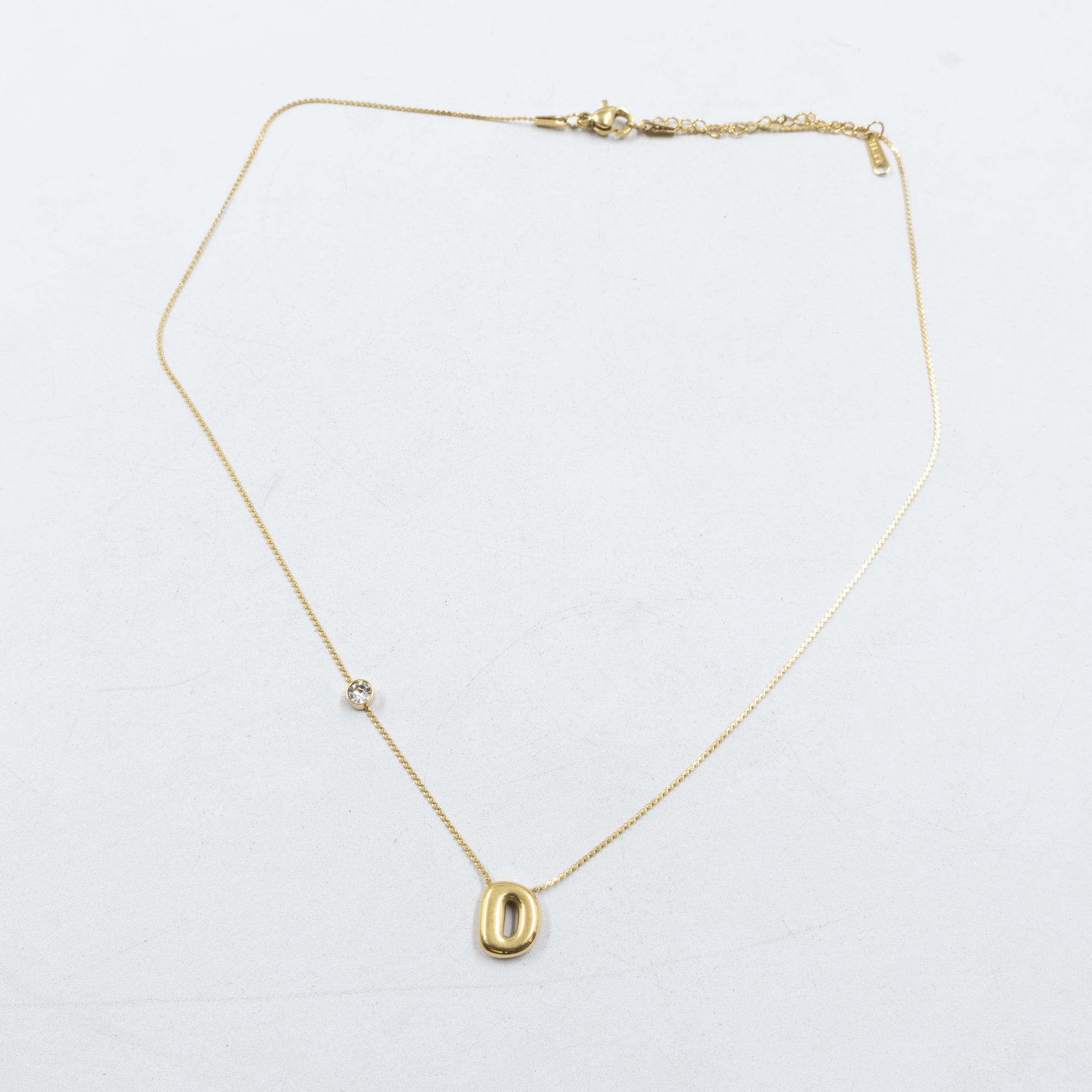 Collar Dorado con Dije de letras pequeñas M1 Oro Laminado