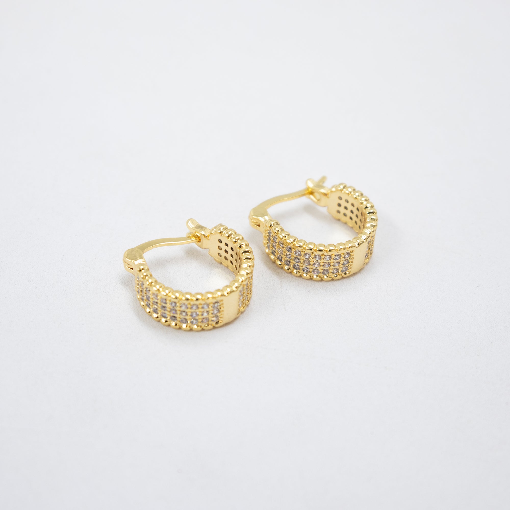 Aretes Dorados con Piedras Blancas M2 Oro Laminado