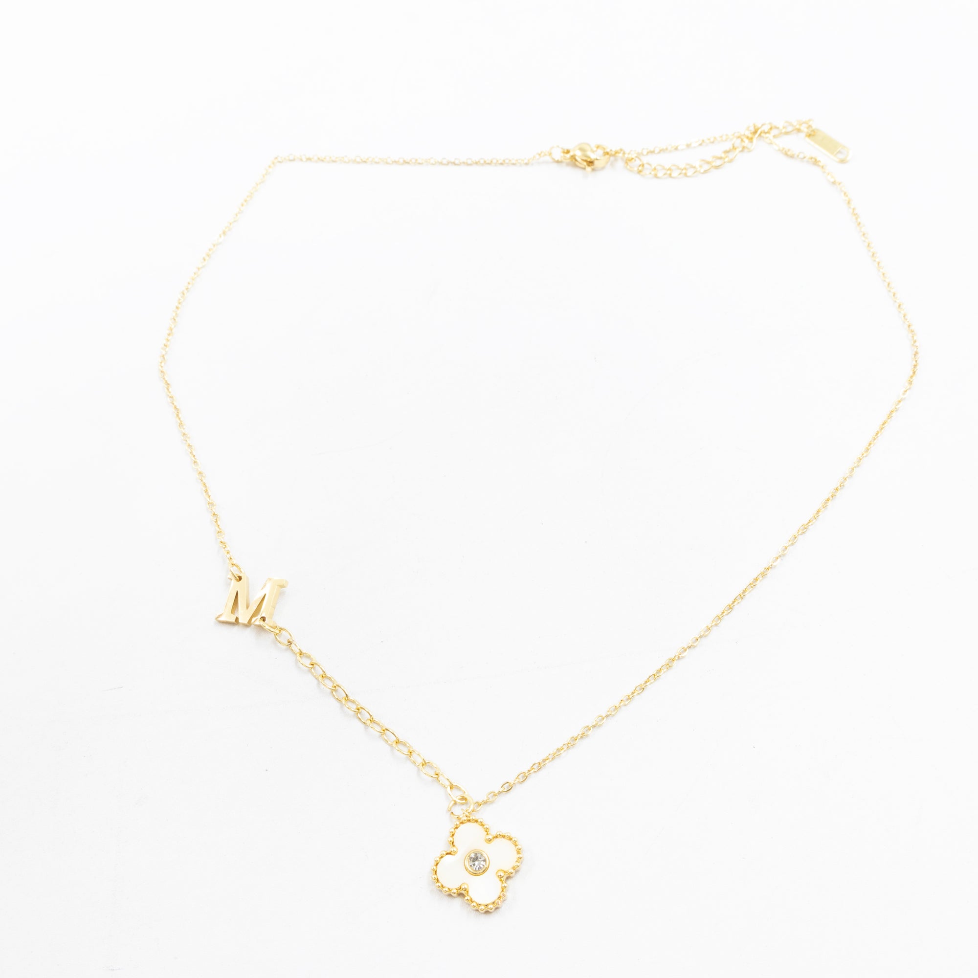 Collar de Dije de Trebol y letra K, M, N M4 Oro Laminado