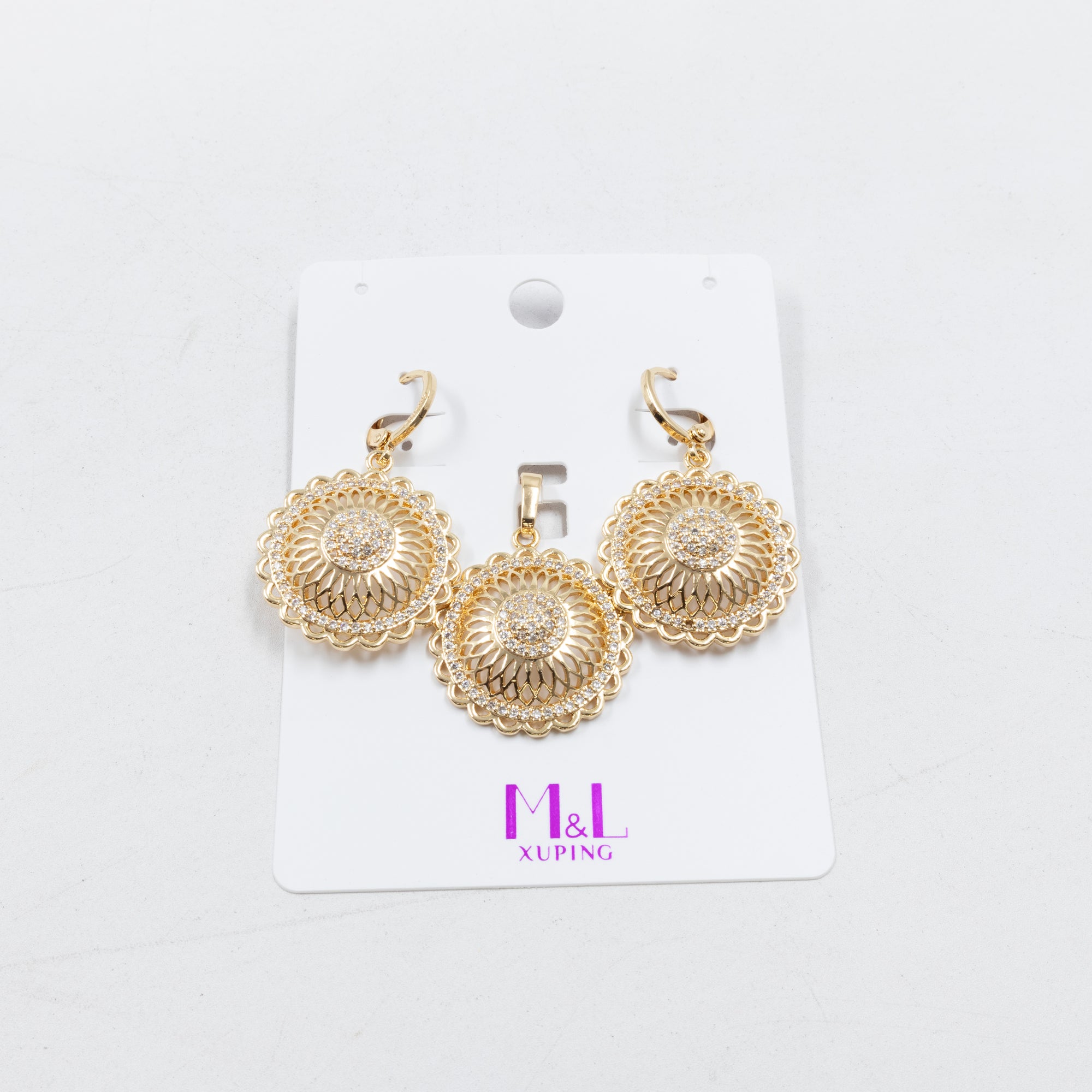 Conjunto de de Aretes y Dije M7 Oro Laminado