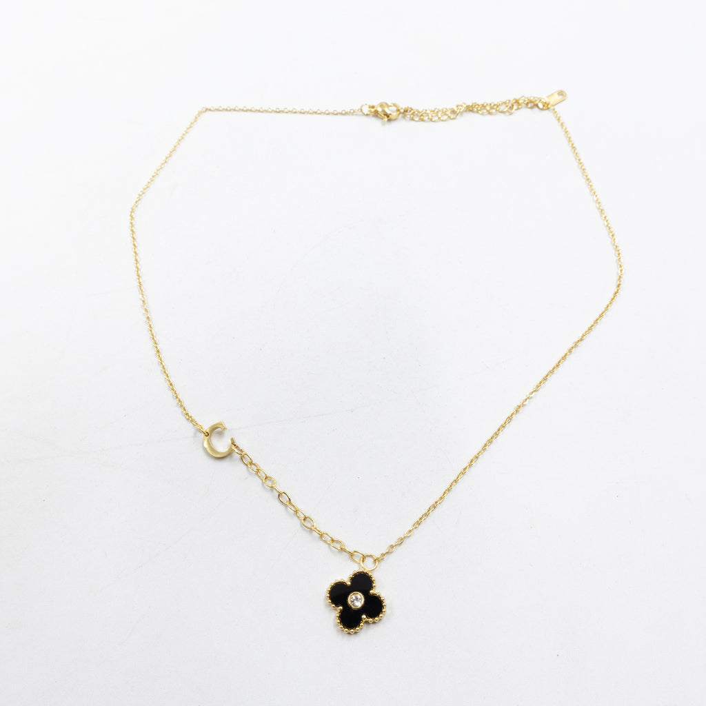 Collar de Dije de Trebol y letras M8 Oro Laminado