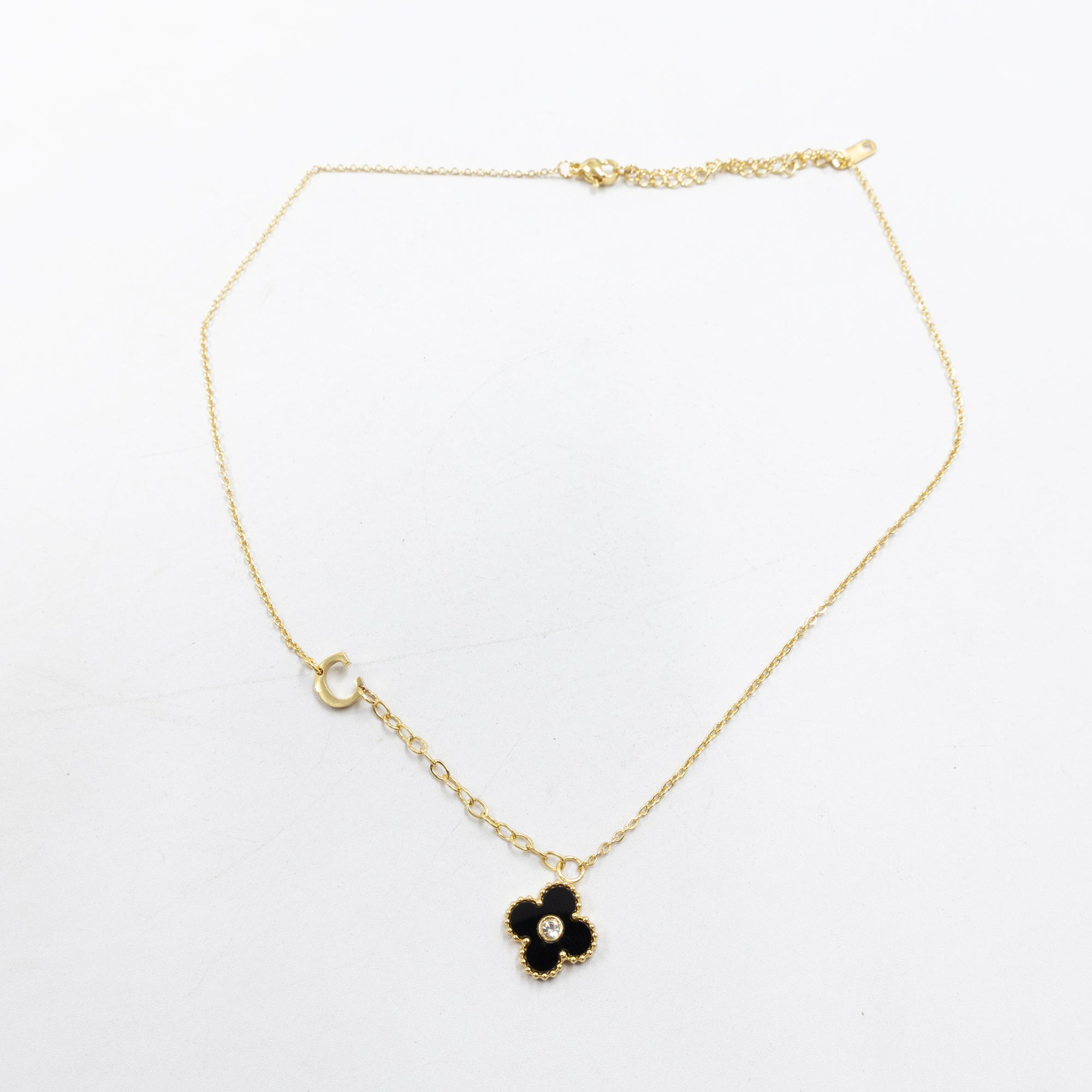 Collar de Dije de Trebol y letras M8 Oro Laminado