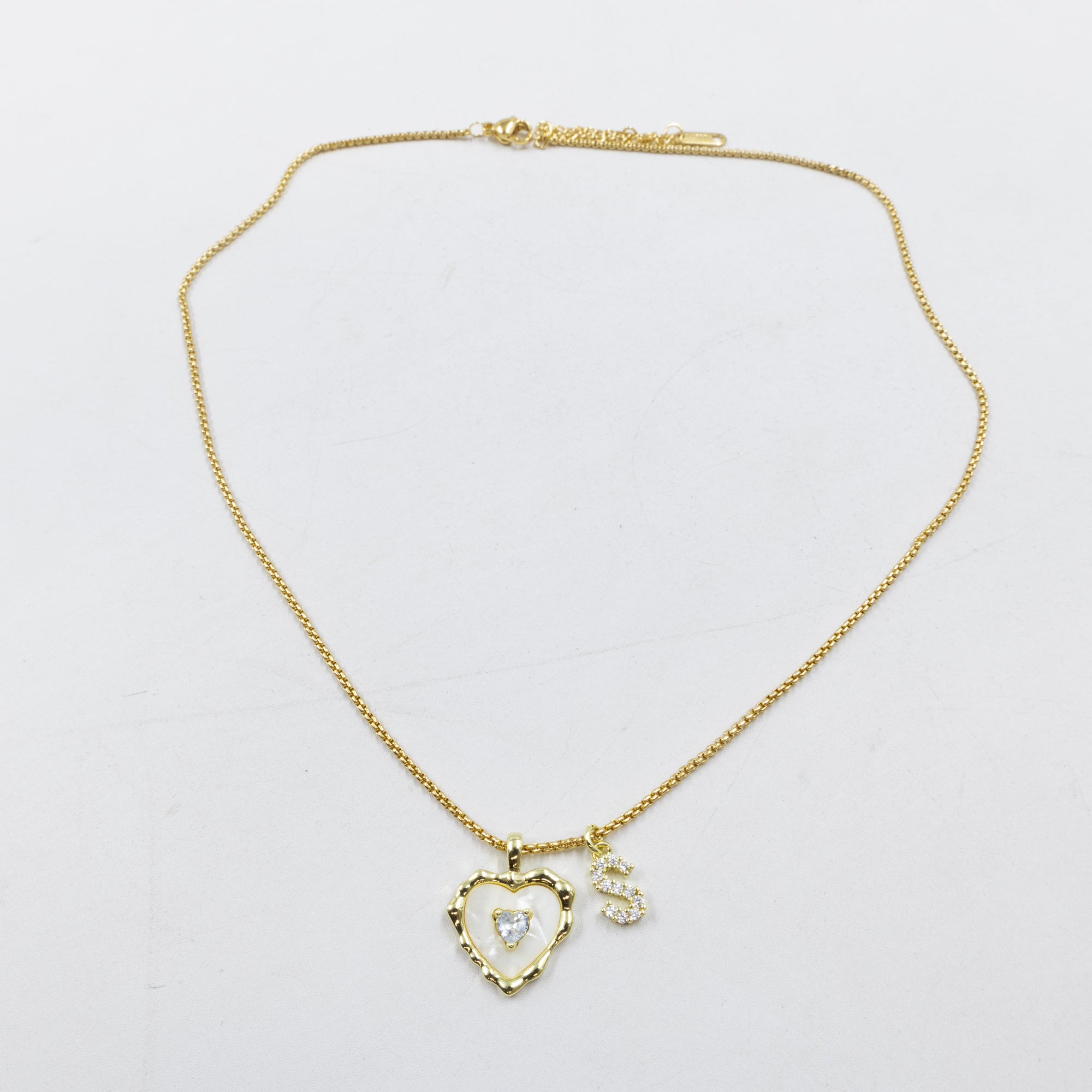 Collares Dorados con dije de Letra y corazon M3 Oro Laminado