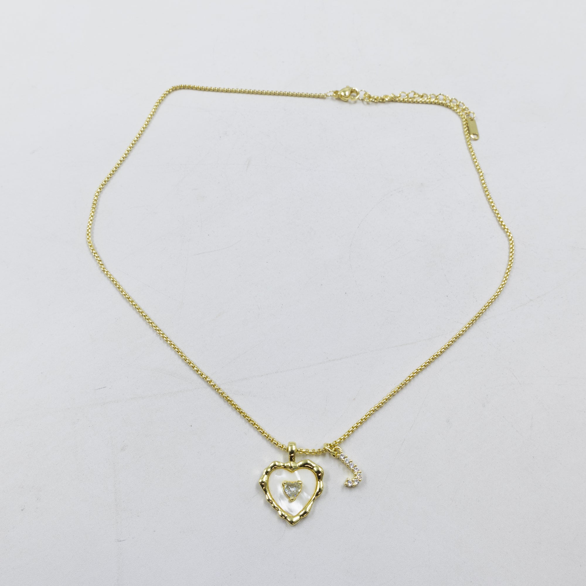 Collares Dorados con dije de Letra y corazon M2 Oro Laminado