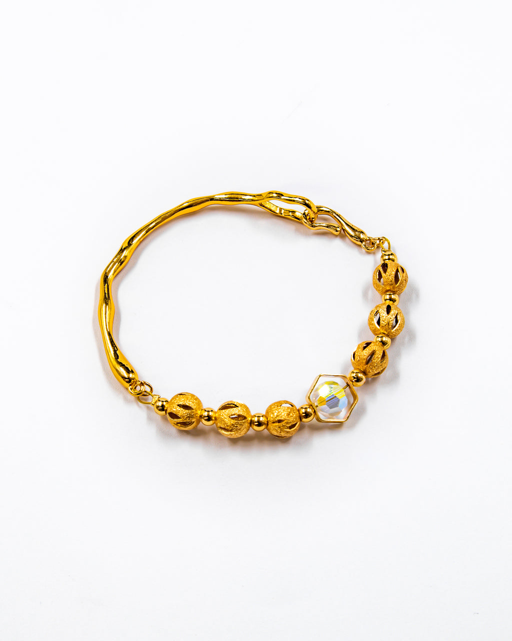 Pulsera rigida con cuentas y dije - M2 Oro Laminado