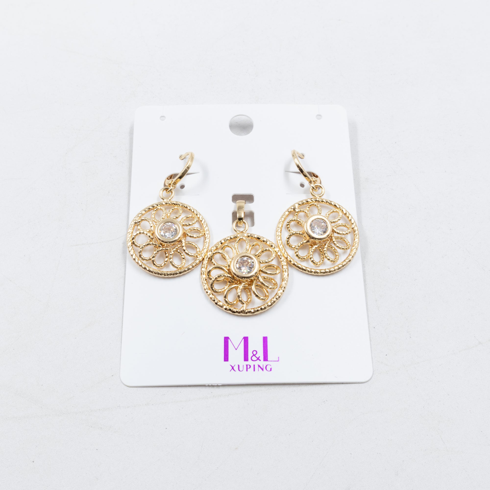Conjunto de de Aretes y Dije M11 Oro Laminado