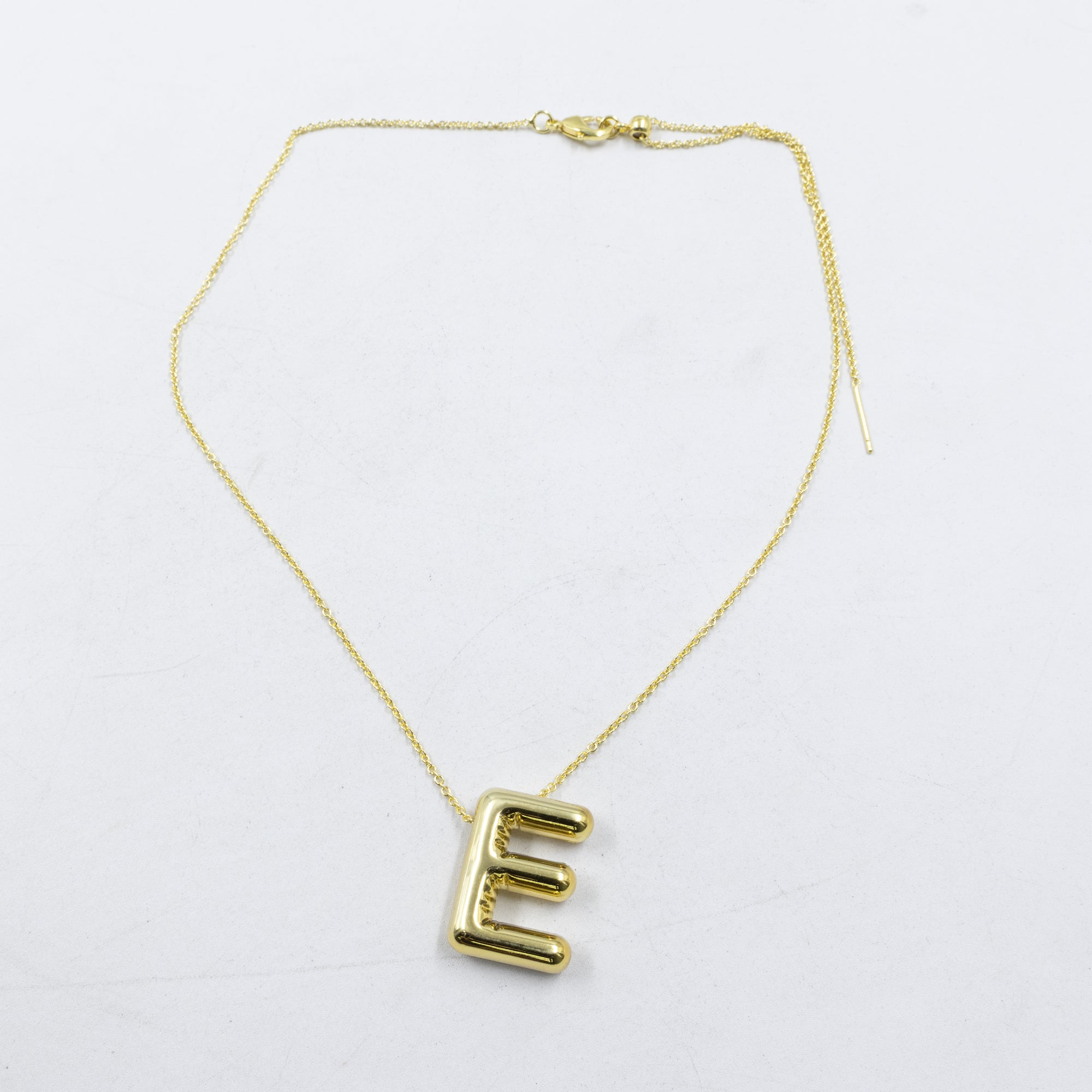 Collar Dorado con Dije de letras Grandes M1 Oro Laminado