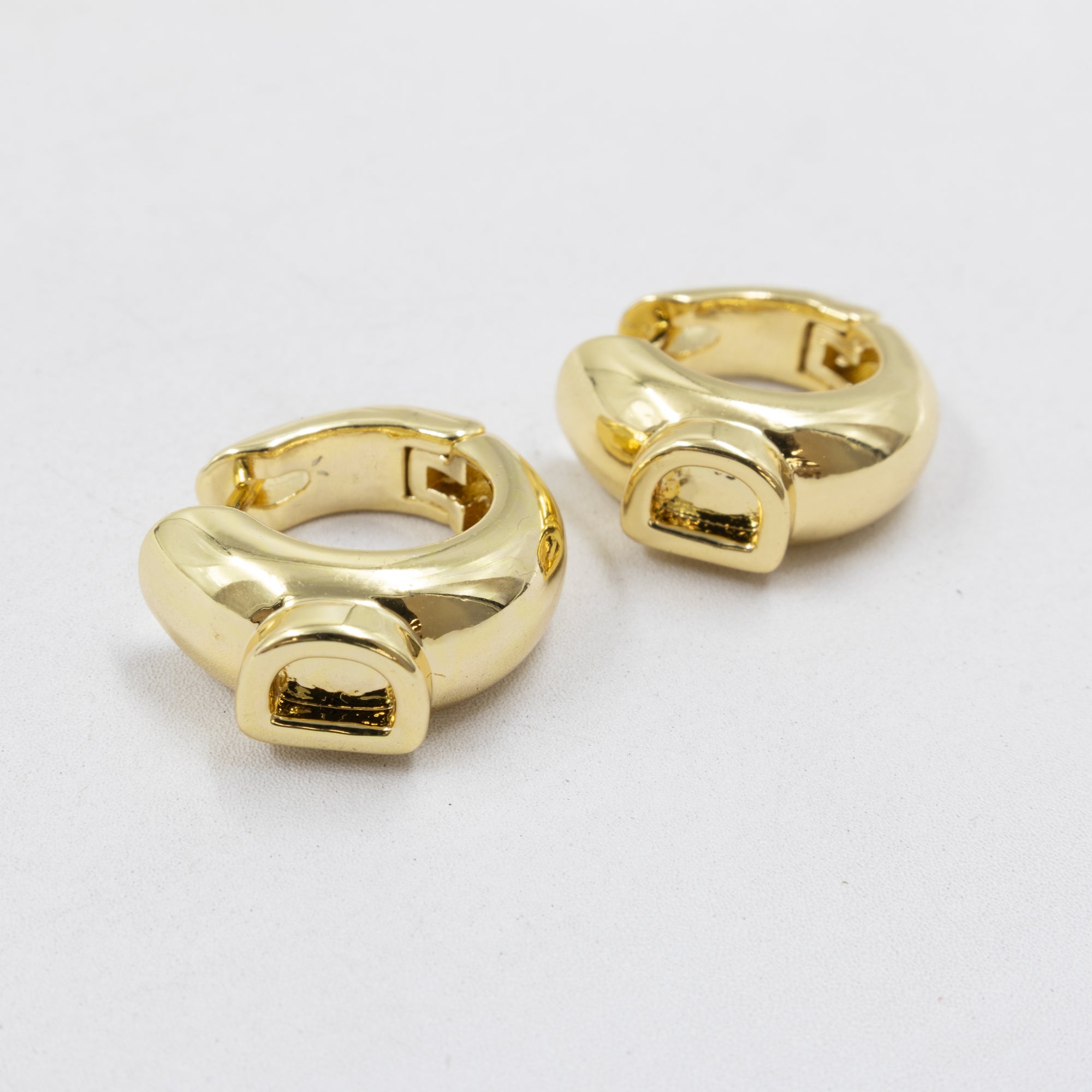 Aretes Dorados con Letra M1 Oro Laminado