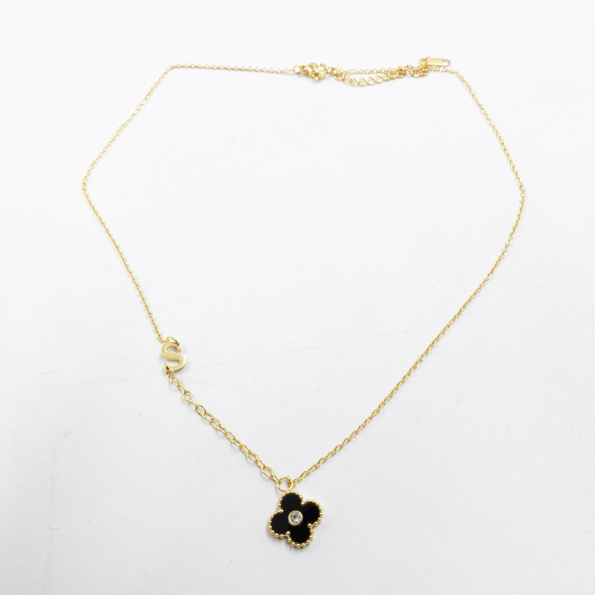 Collar de Dije de Trebol y letras M9 Oro Laminado