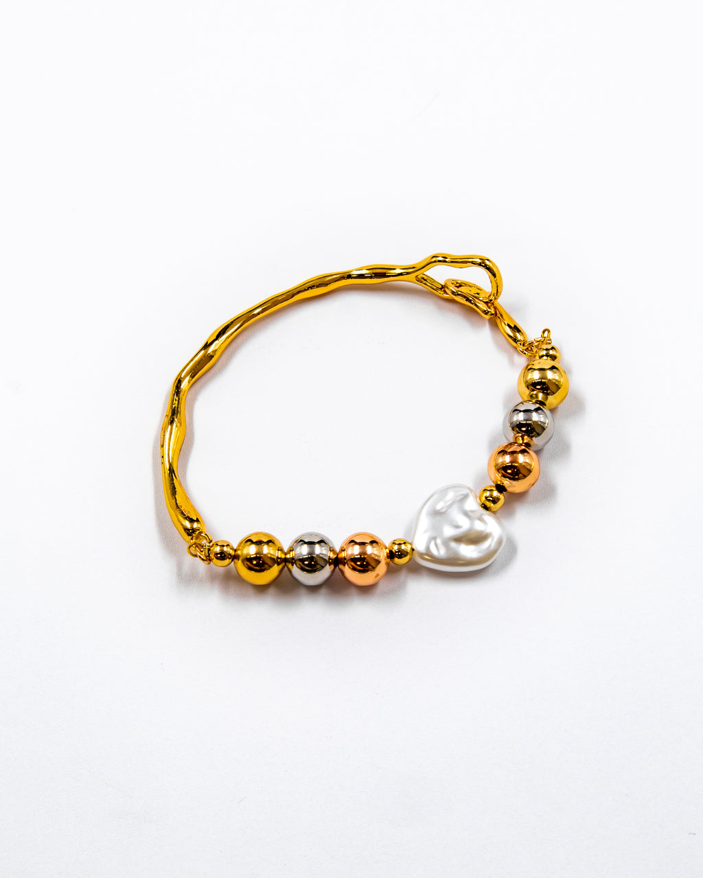 Pulsera rigida con cuentas y dije - M3 Oro Laminado