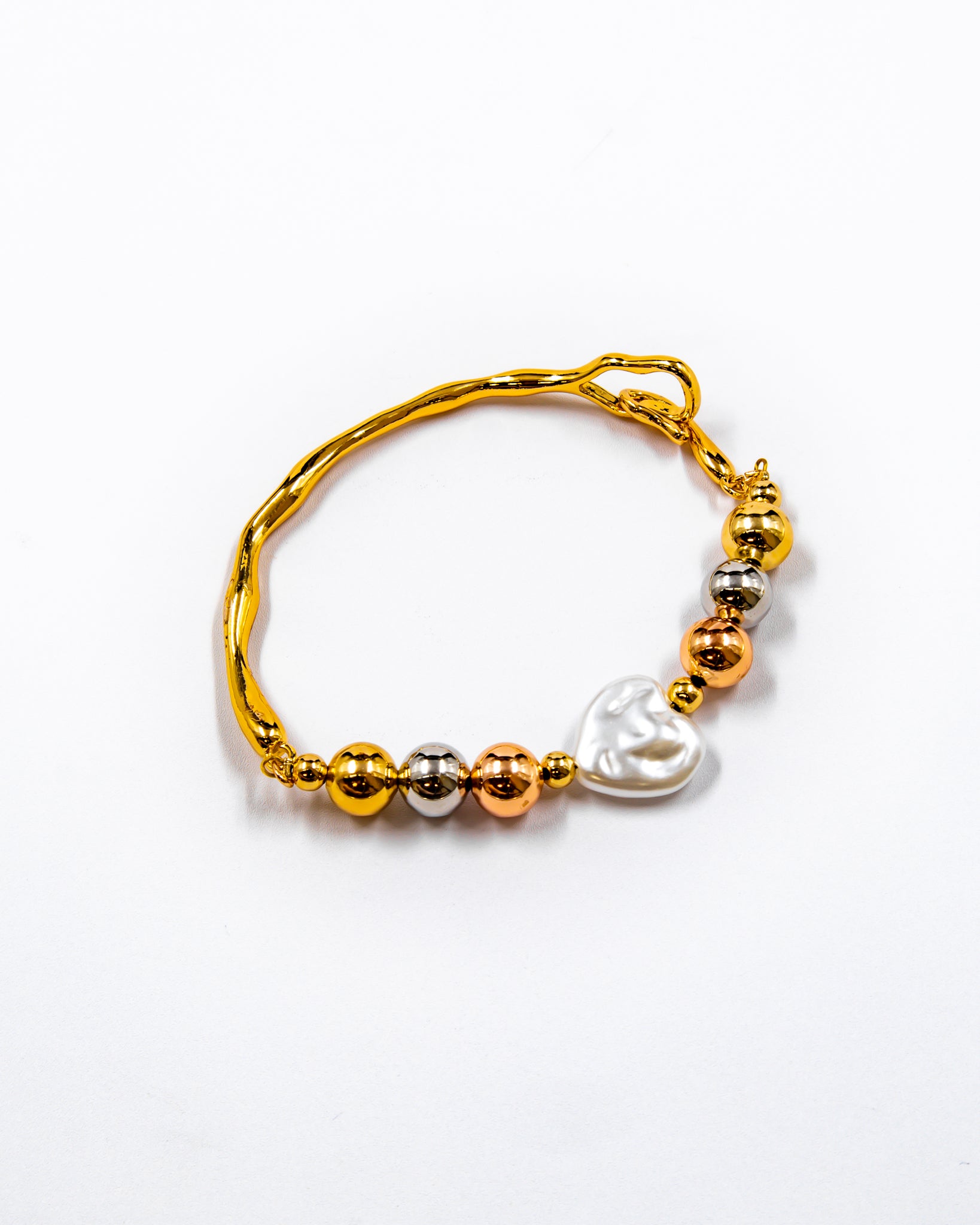 Pulsera rigida con cuentas y dije - M3 Oro Laminado