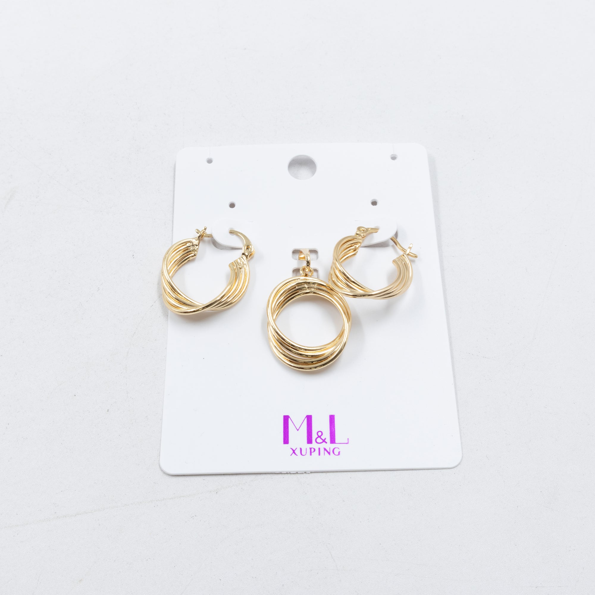 Conjunto de de Aretes y Dije M6 Oro Laminado