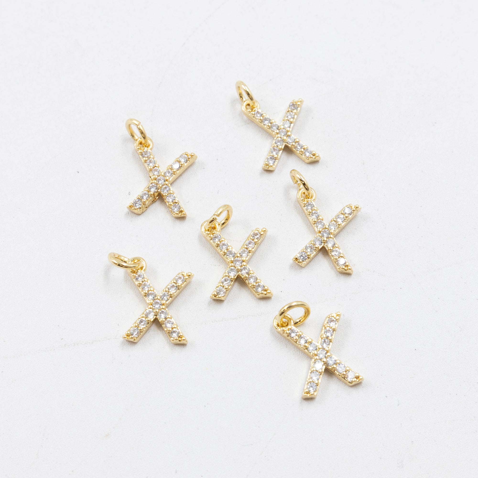 Paquete de 6 Dijes de Letras con piedras M3 Oro Laminado