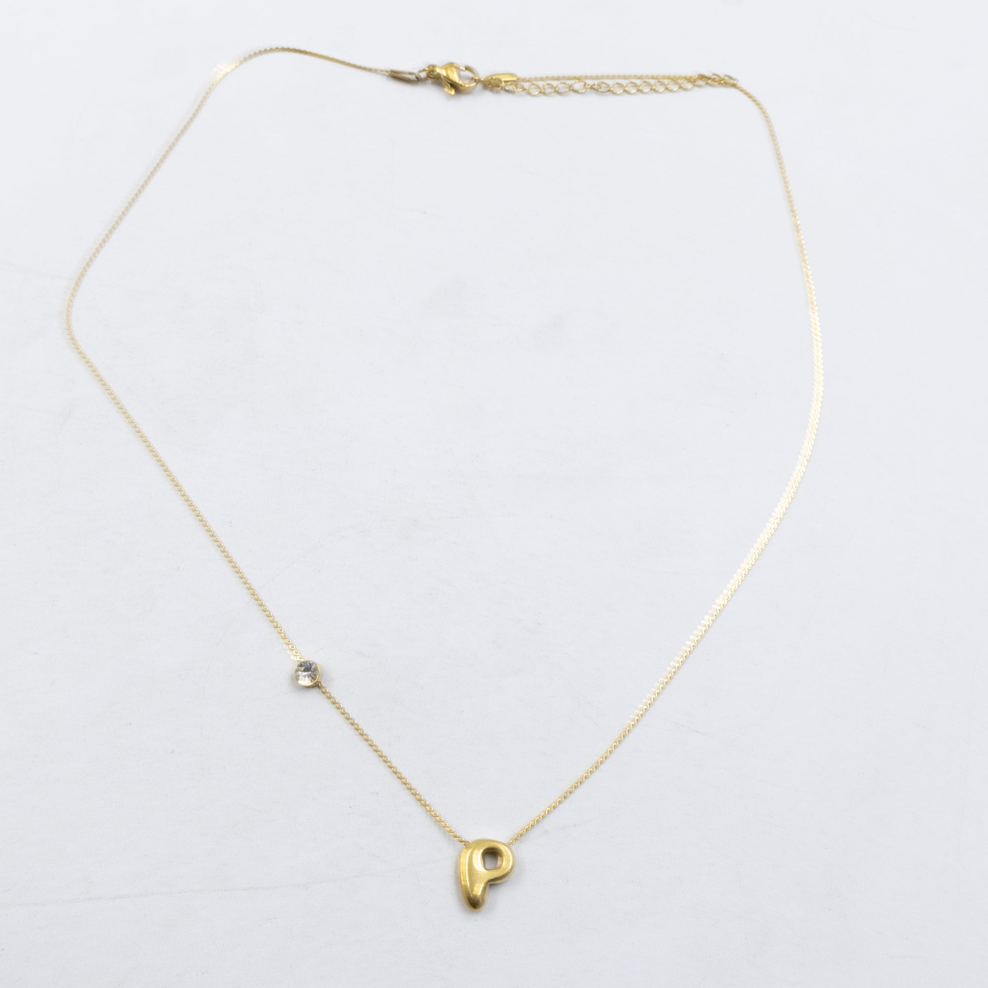 Collar Dorado con Dije de letras pequeñas M2 Oro Laminado